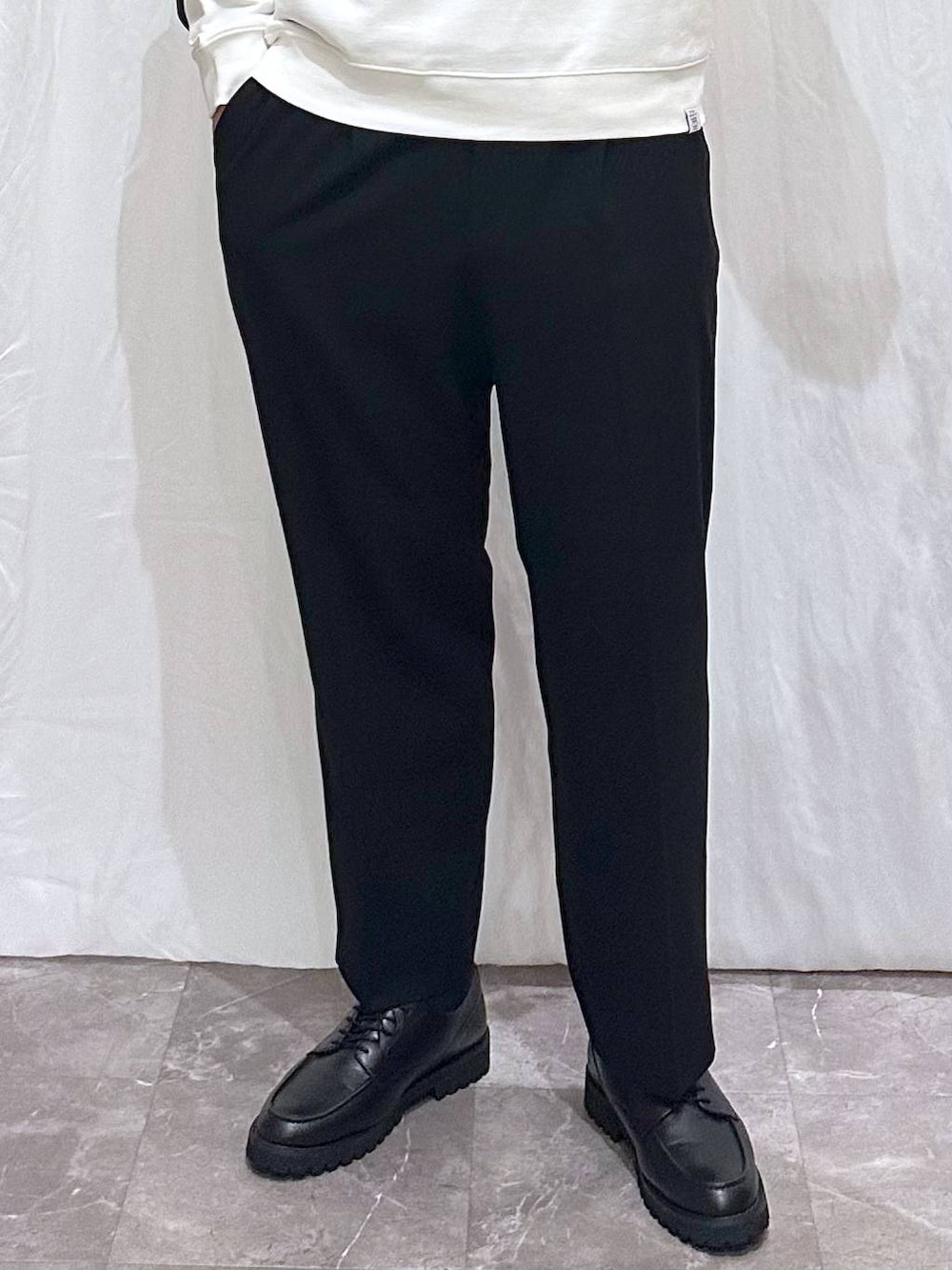 ブラック系のバックパック/リュック、ブラック系のその他シューズ、ブラック系のその他パンツを着用したメンズの秋コーディネートの3枚目の写真