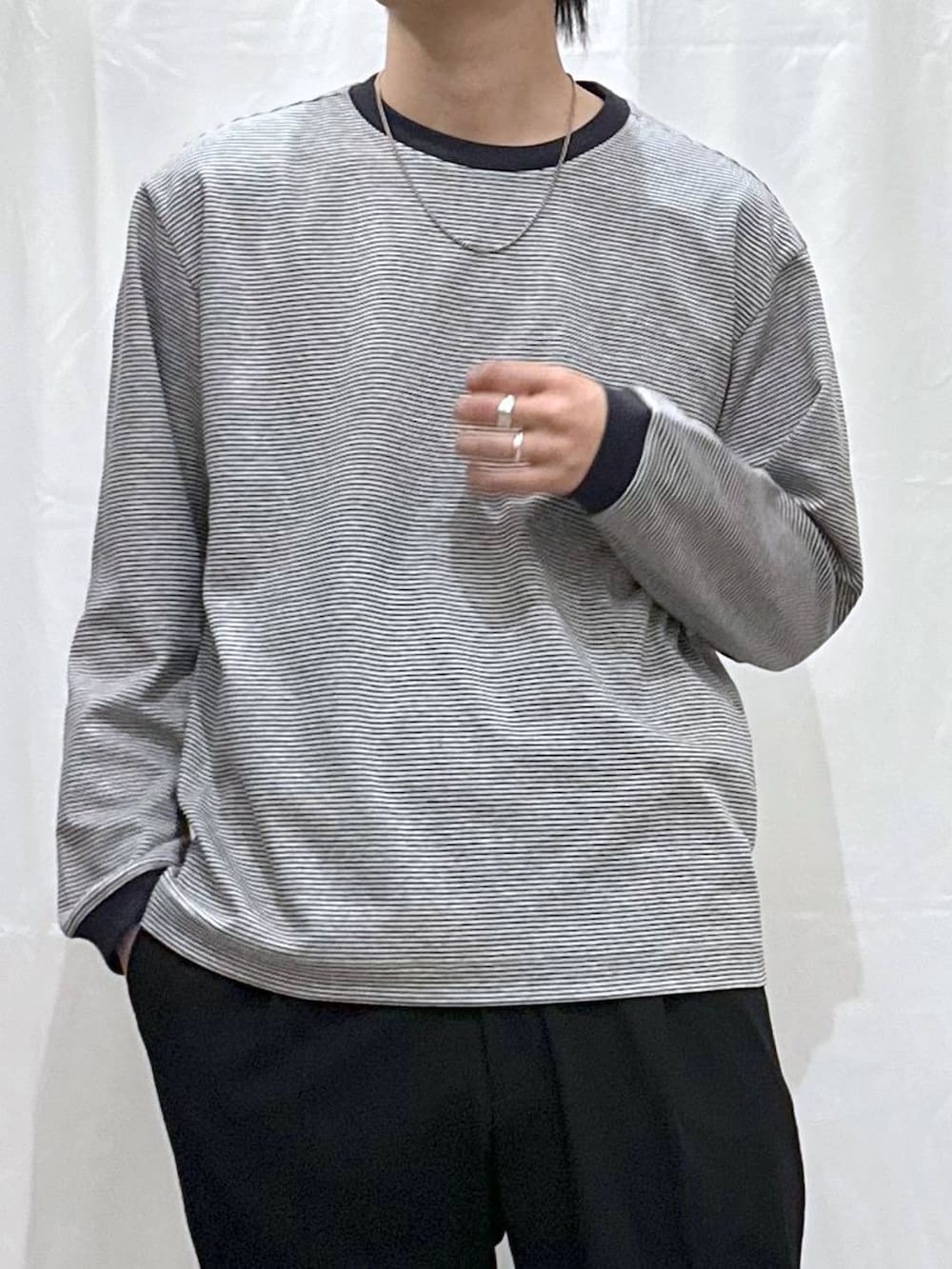 ブルー系のTシャツ/カットソー、ブラック系のその他パンツ、その他のその他シューズを着用したメンズの秋コーディネートの2枚目の写真