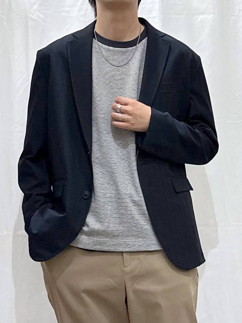 ブルー系のTシャツ/カットソー、ベージュ系のその他パンツ、その他のその他シューズを着用したメンズの秋コーディネートの2枚目の写真