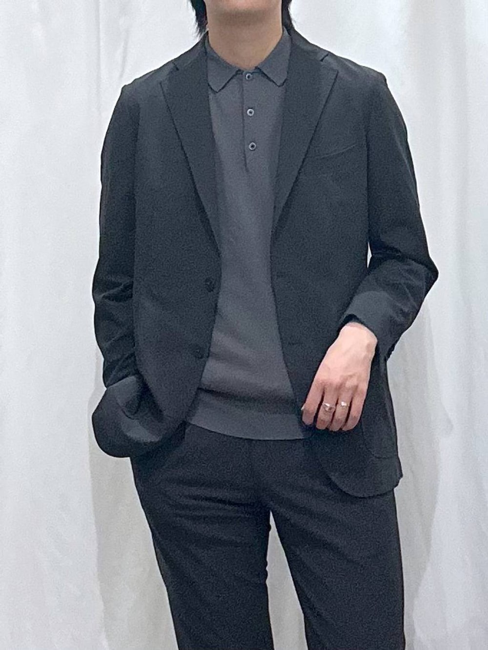 グリーン系のテーラードジャケット、グリーン系のその他パンツ、ブラック系のドレスシューズを着用したメンズの夏コーディネートの2枚目の写真