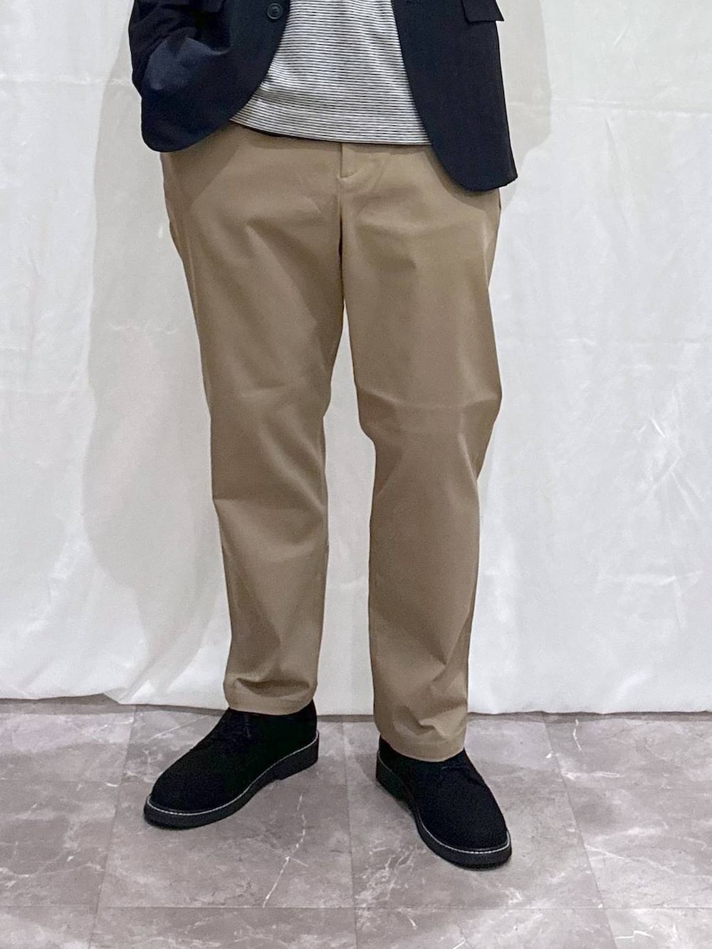 ブルー系のTシャツ/カットソー、ベージュ系のその他パンツ、その他のその他シューズを着用したメンズの秋コーディネートの3枚目の写真