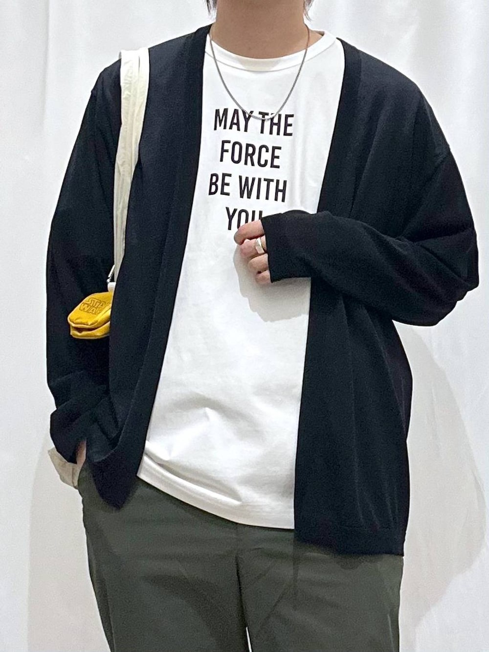 グリーン系のその他パンツ、ブラック系のスニーカー、ブラック系のカーディガン/ボレロを着用したメンズの春コーディネートの2枚目の写真