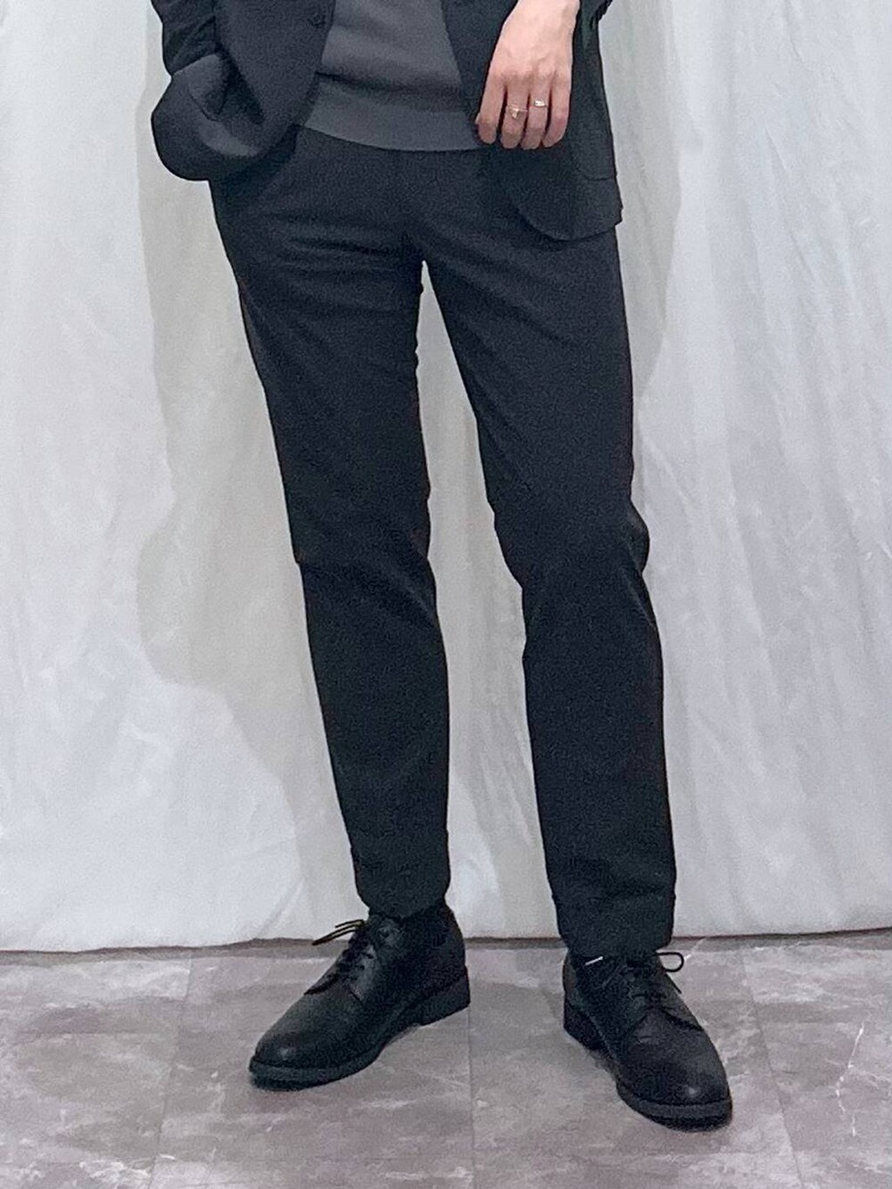 グリーン系のテーラードジャケット、グリーン系のその他パンツ、ブラック系のドレスシューズを着用したメンズの夏コーディネートの3枚目の写真