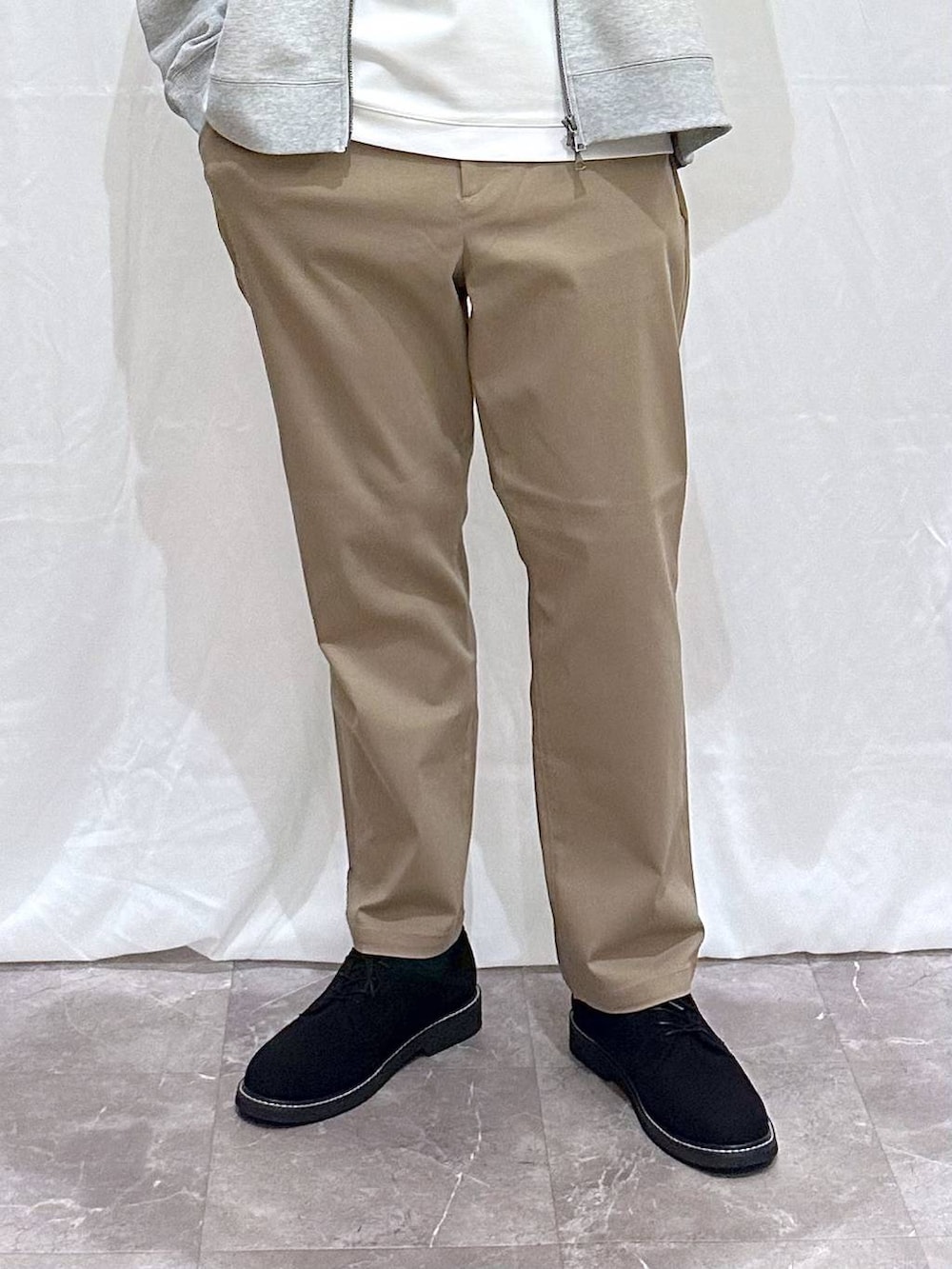 ベージュ系のその他パンツ、その他のその他シューズ、その他のスウェットを着用したメンズの秋コーディネートの3枚目の写真