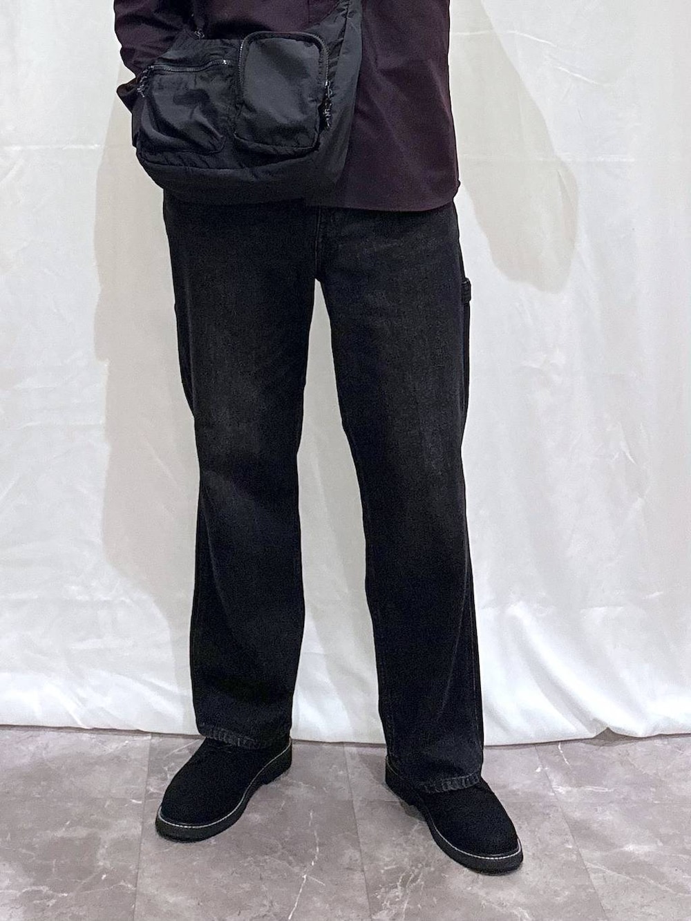 その他のその他シューズ、ブラック系のショルダーバッグ、レッド系のシャツ/ブラウスを着用したメンズの秋コーディネートの3枚目の写真