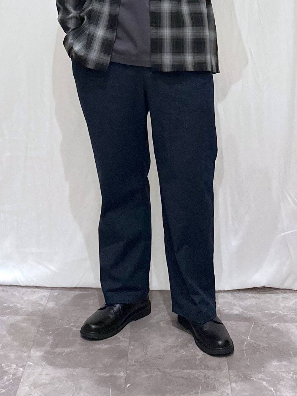 ブラック系のショルダーバッグ、ブラック系のシャツ/ブラウス、グレー系のTシャツ/カットソーを着用したメンズの春コーディネートの3枚目の写真