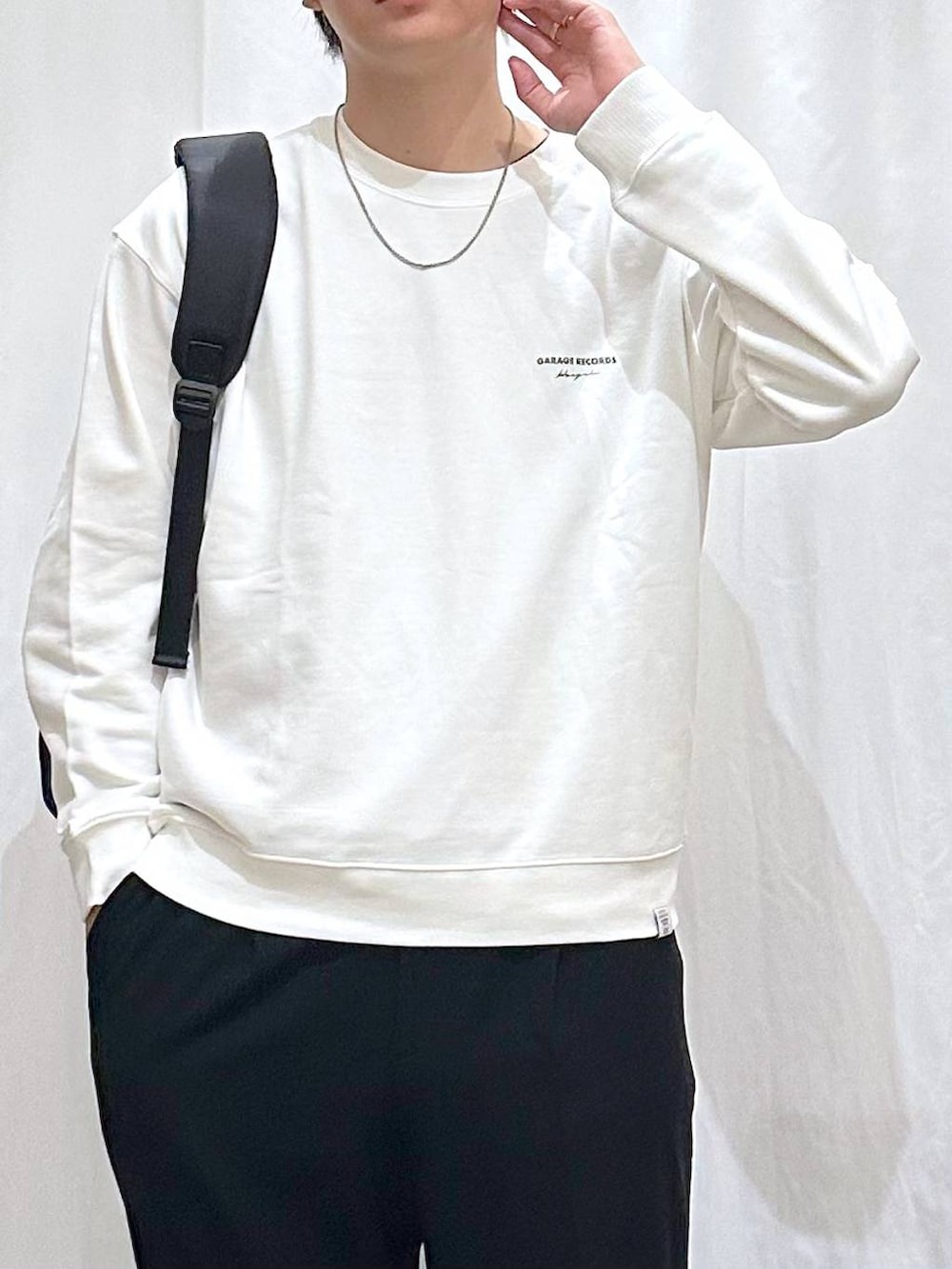 ブラック系のバックパック/リュック、ブラック系のその他シューズ、ブラック系のその他パンツを着用したメンズの秋コーディネートの2枚目の写真