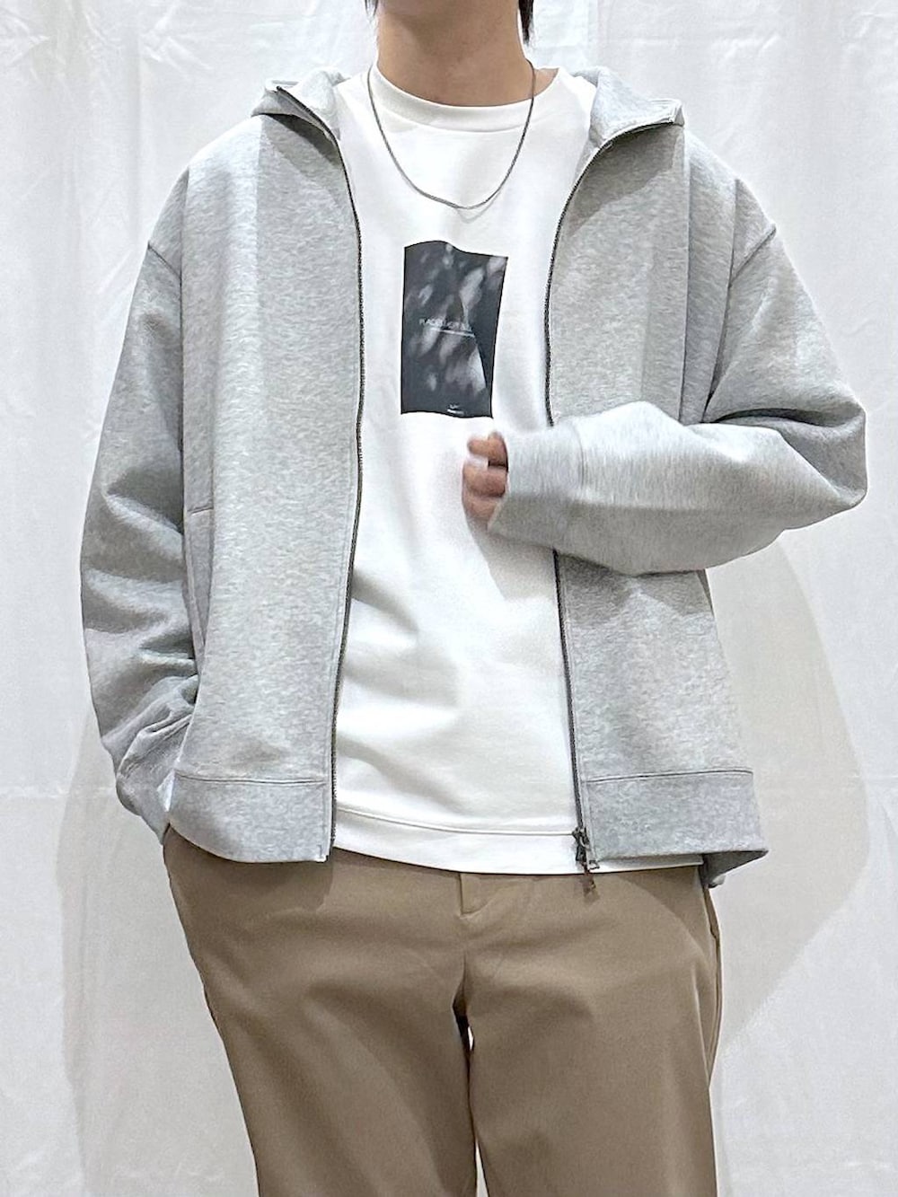 ベージュ系のその他パンツ、その他のその他シューズ、その他のスウェットを着用したメンズの秋コーディネートの2枚目の写真