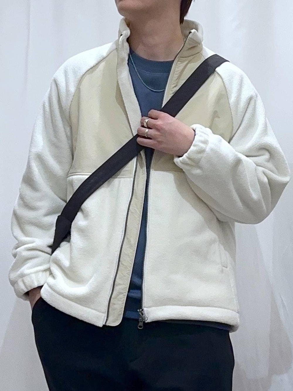 グレー系のその他パンツ、ブラック系のショルダーバッグ、グレー系のその他シューズを着用したメンズの冬コーディネートの2枚目の写真