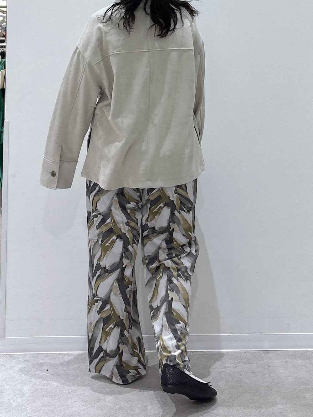 ブラック系のバレエシューズ、ベージュ系のテーラードジャケット、ベージュ系のその他パンツを着用したレディースの冬コーディネートの3枚目の写真