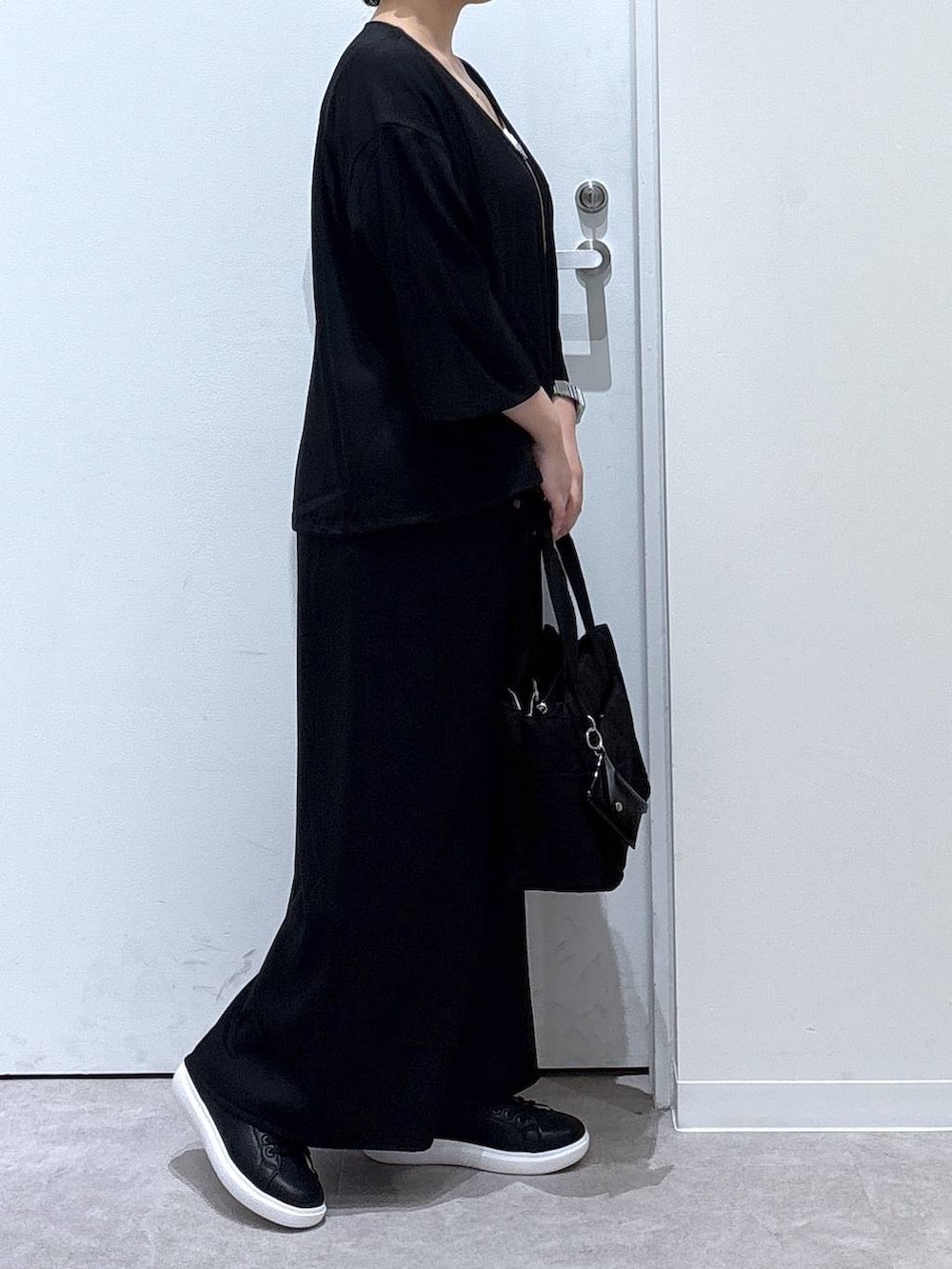 「体型カバー、着痩せ・細見え、ゆったり、休日コーデ、ママコーデ、ぽっちゃり_GLOBAL WORK、リラックス、カジュアル、オーバーサイズ、GLOBAL WORK、ブルゾン、シャツ、セットアップ、スカート、スニーカー」｜「GLOBAL WORKのエアかるコートスニーカー/135742（スニーカー、ブラック系）」を使った、かとやまさん（レディース・158cm）の秋コーディネートの2枚目の写真