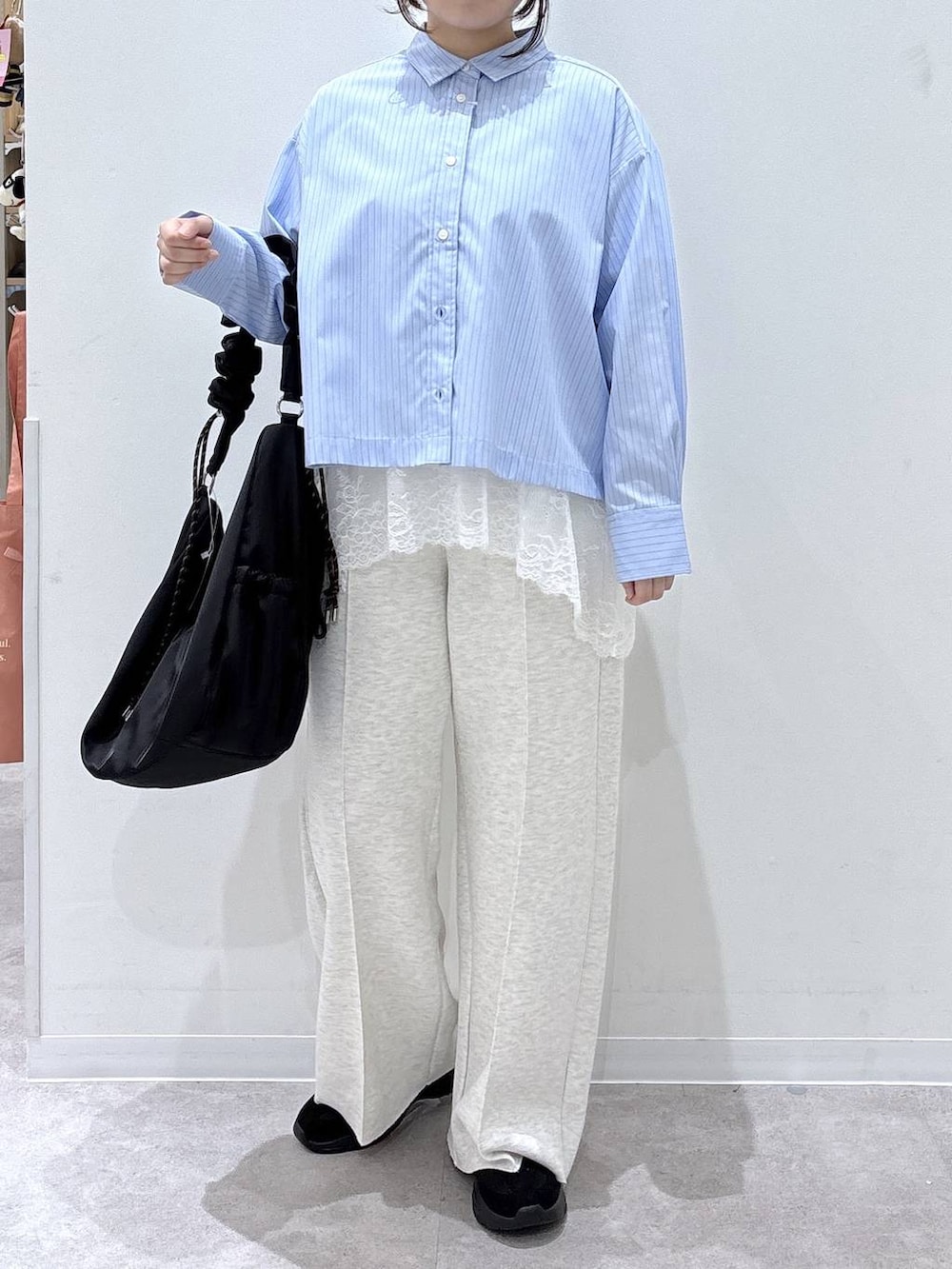 ブラック系のその他シューズ、ホワイト系のTシャツ/カットソー、ブラック系のショルダーバッグを着用したレディースの秋コーディネートの4枚目の写真
