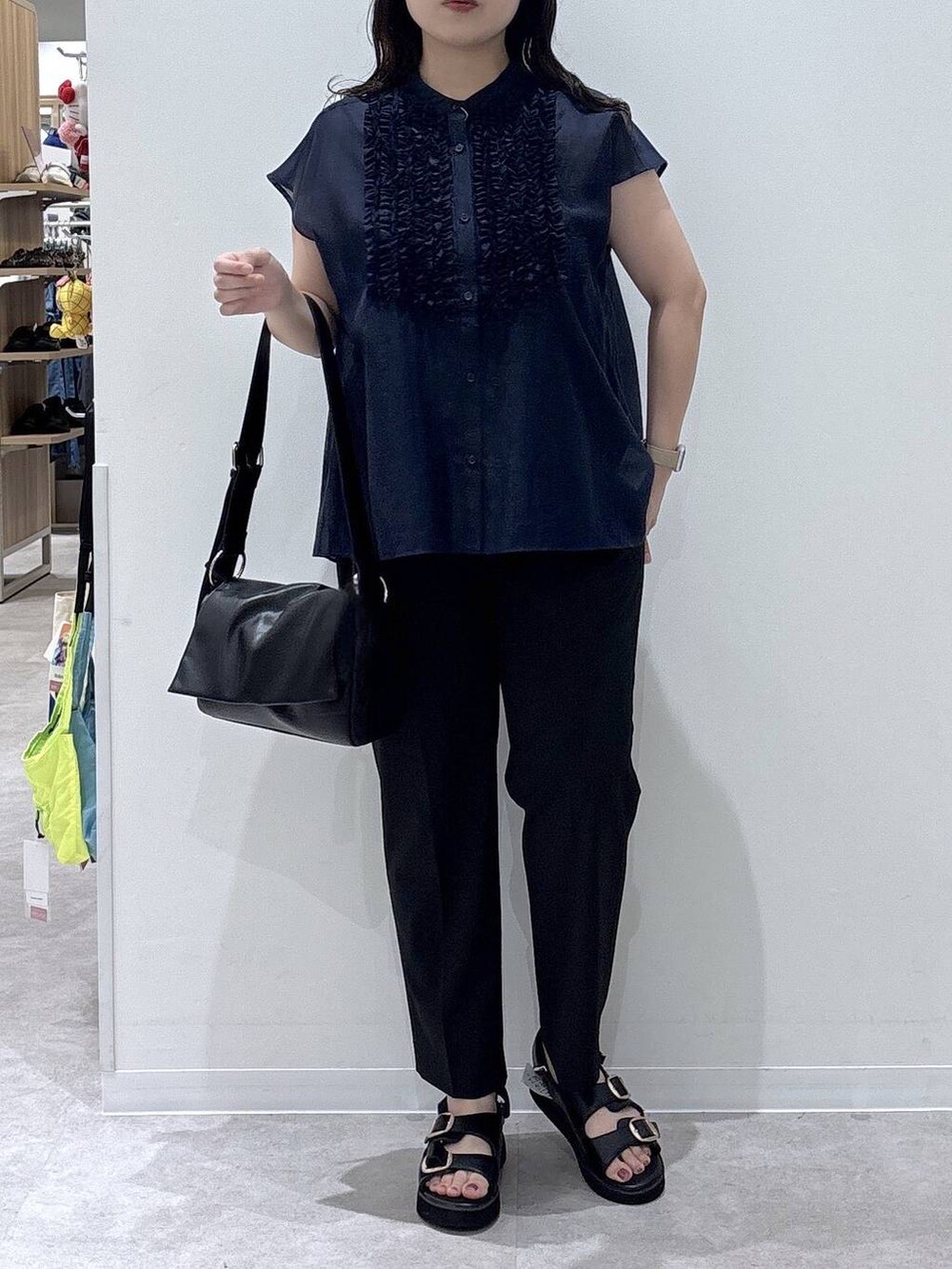 ブラック系のその他パンツ、ブラック系のサンダル、ブルー系のシャツ/ブラウスを着用したレディースの夏コーディネートの4枚目の写真