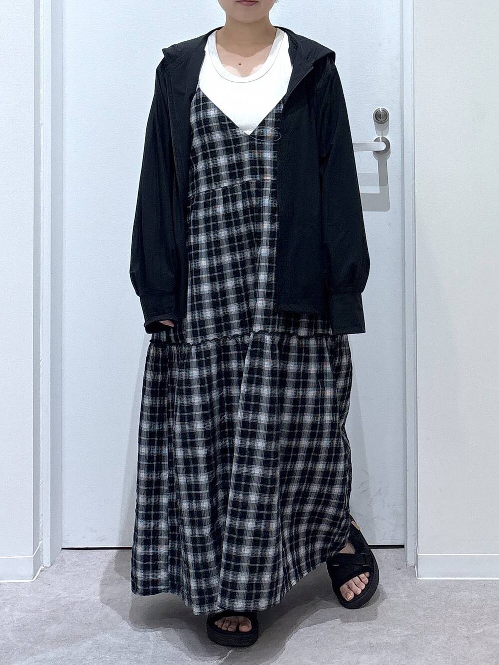 ブラック系のサンダル、その他のワンピース、ブラック系のマウンテンパーカーを着用したレディースの夏コーディネートの4枚目の写真