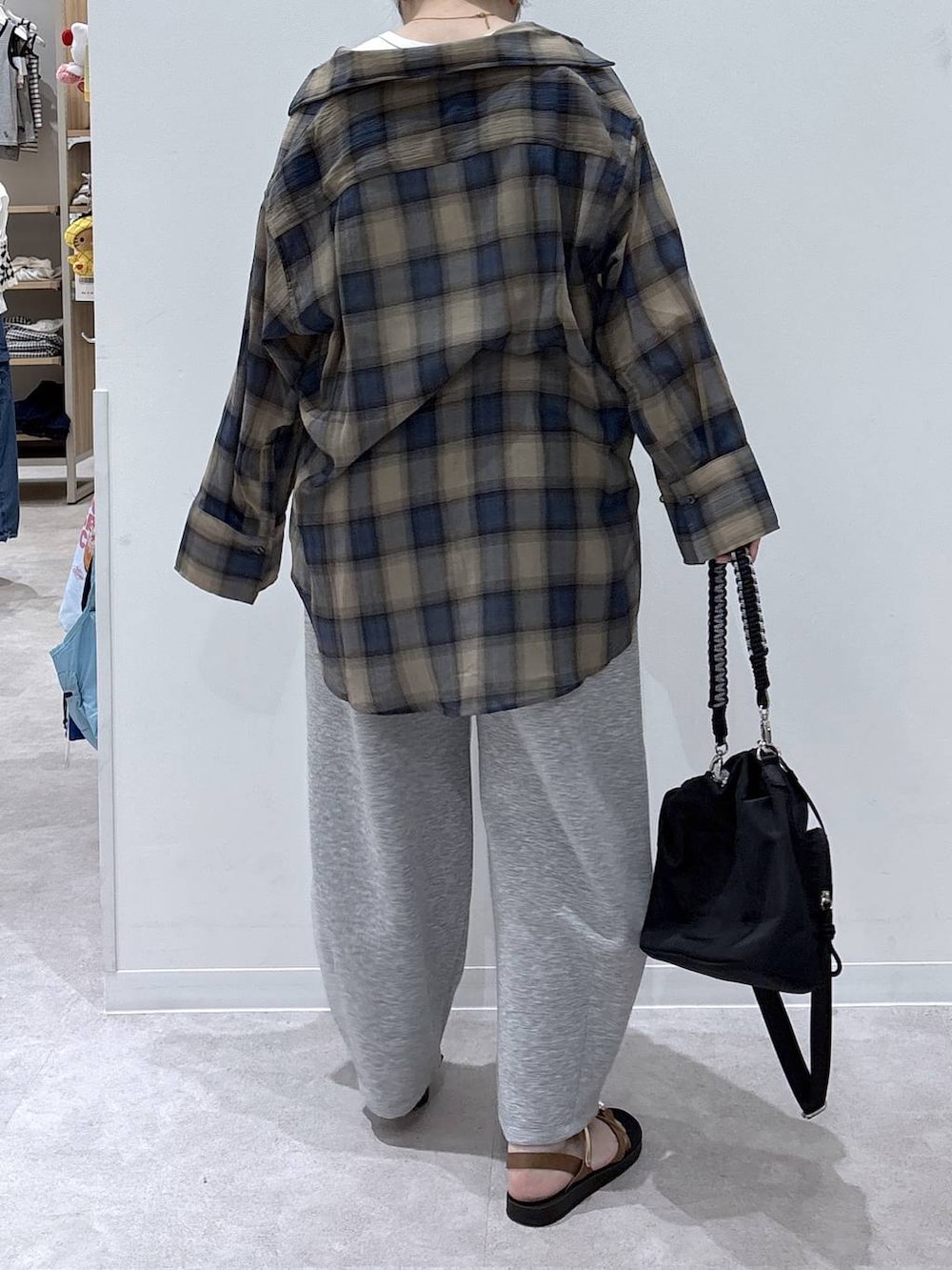 グレー系のその他パンツ、ベージュ系のシャツ/ブラウス、ブラウン系のサンダルを着用したレディースの夏コーディネートの2枚目の写真