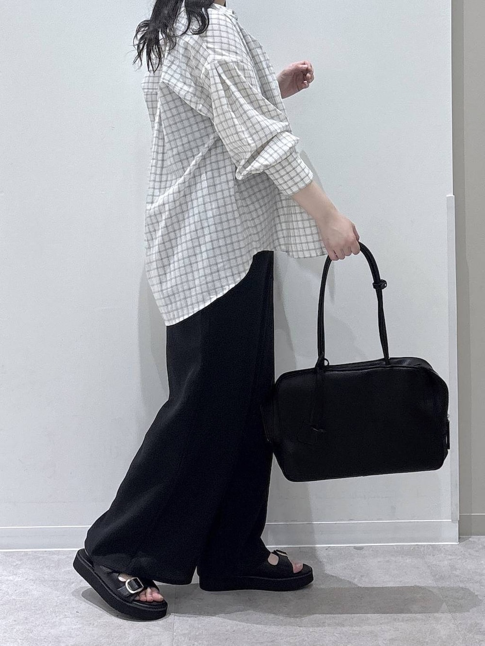 グレー系のシャツ/ブラウス、ブラック系のサロペット/オーバーオール、ホワイト系のタンクトップを着用したレディースの春コーディネートの2枚目の写真