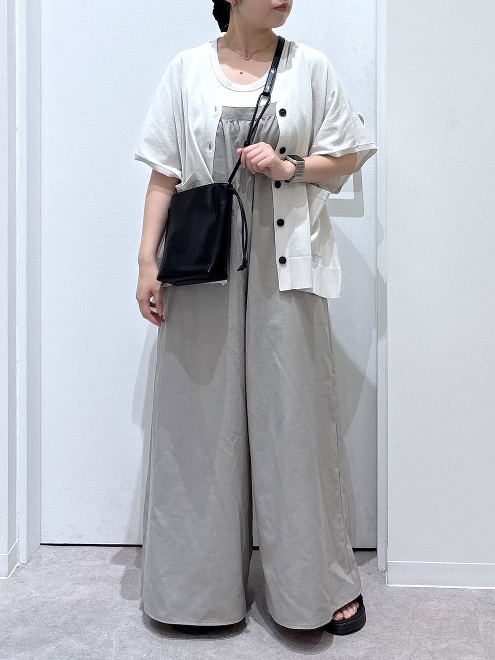 ベージュ系のカーディガン/ボレロ、ブラック系のサンダル、グレー系のサロペット/オーバーオールを着用したレディースの夏コーディネートの5枚目の写真