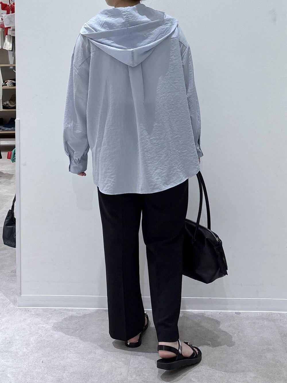 ブラック系のボストンバッグ、ブラック系のその他パンツ、ブルー系のTシャツ/カットソーを着用したレディースの夏コーディネートの3枚目の写真