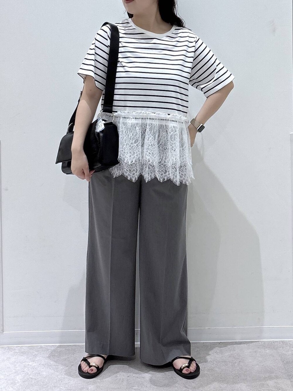 グレー系のその他パンツ、ブラック系のサンダル、ブラック系のショルダーバッグを着用したレディースの夏コーディネートの4枚目の写真