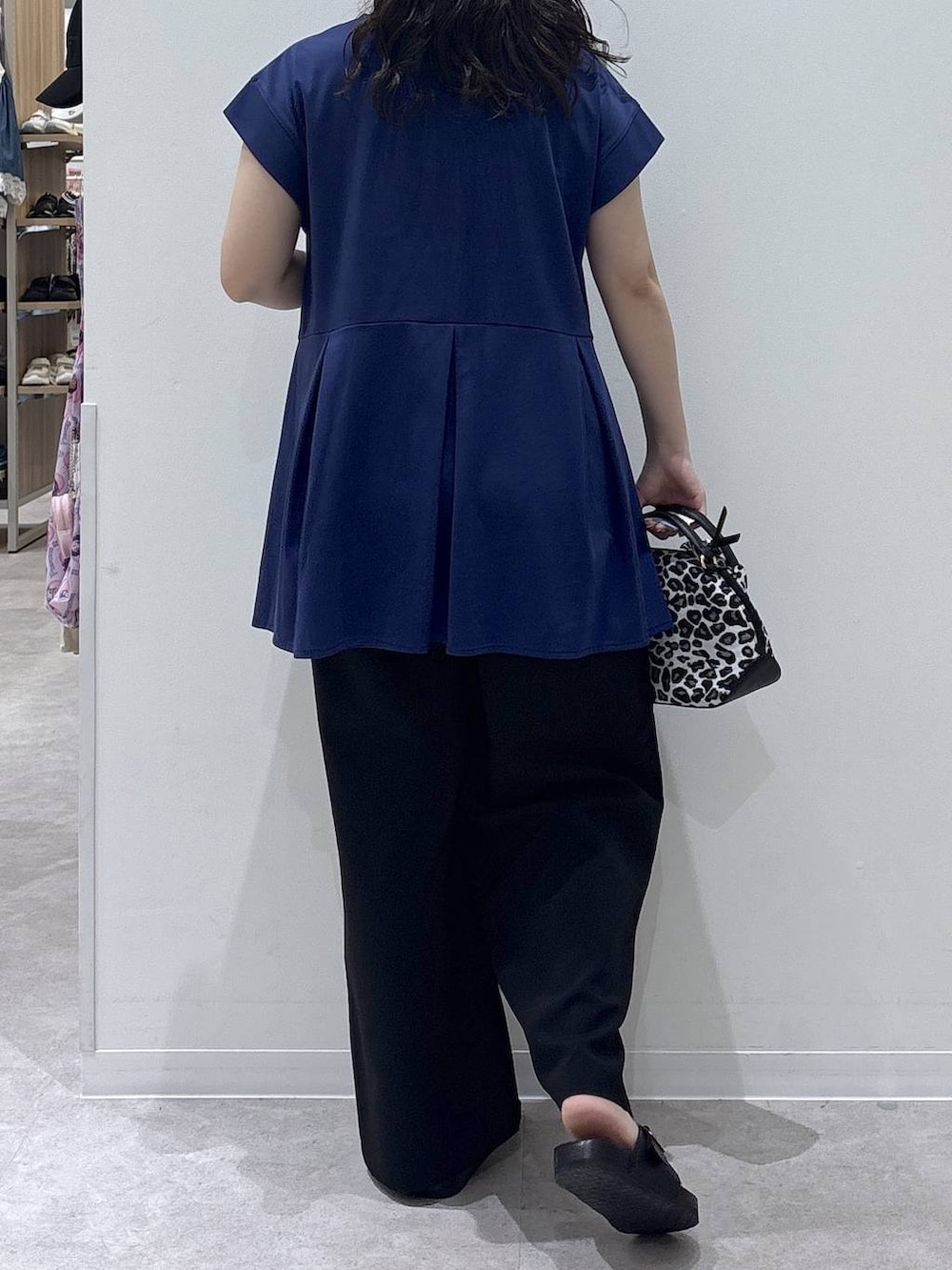 その他のショルダーバッグ、ブラック系のその他パンツ、ブルー系のTシャツ/カットソーを着用したレディースの夏コーディネートの3枚目の写真