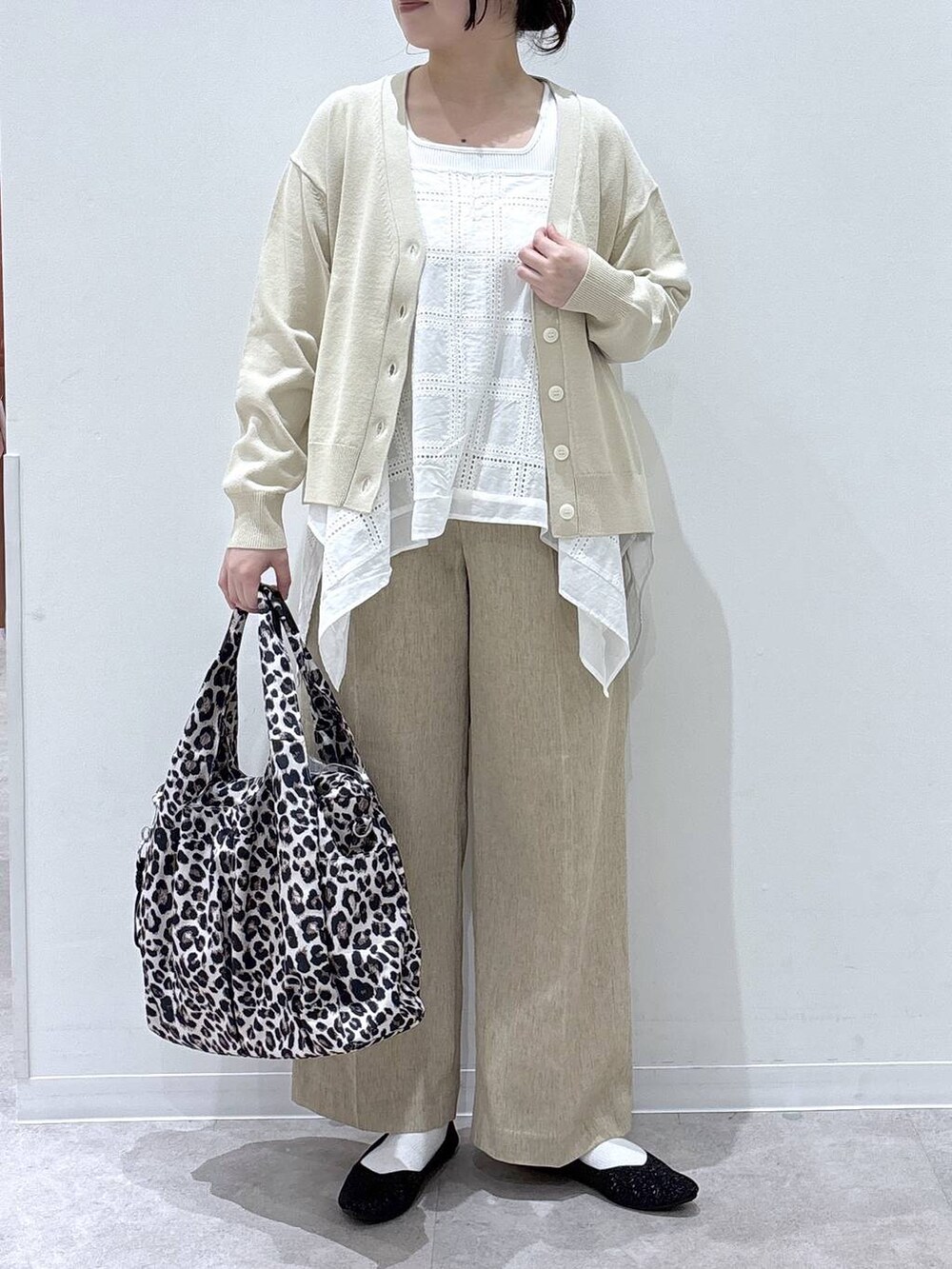 その他のトートバッグ、ベージュ系のカーディガン/ボレロ、ベージュ系のその他パンツを着用したレディースの春コーディネートの2枚目の写真