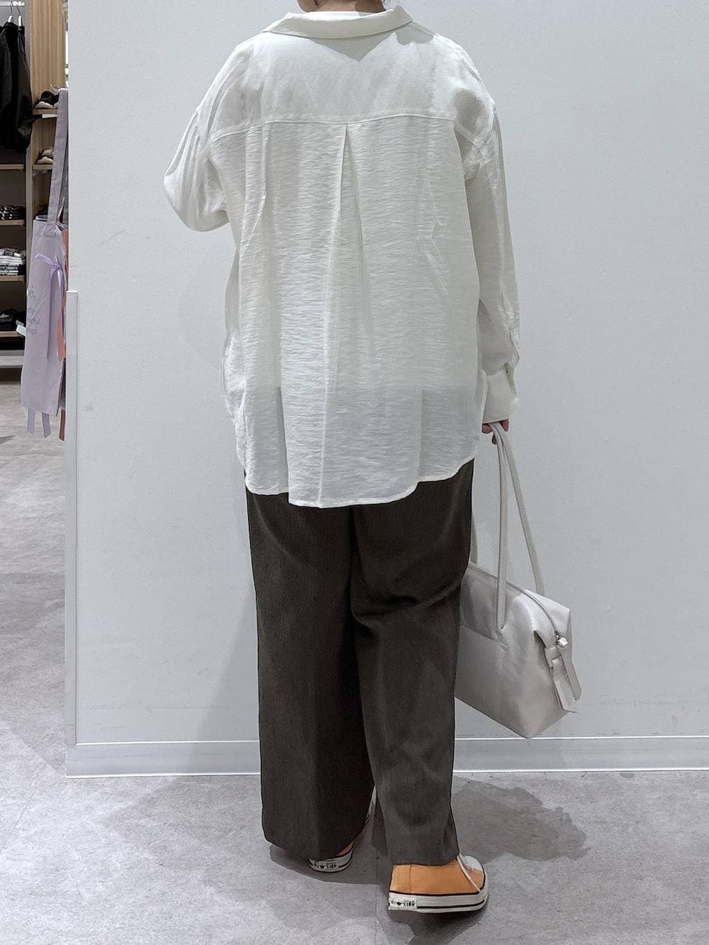 ホワイト系のボストンバッグ、ブラウン系のその他パンツ、ホワイト系のシャツ/ブラウスを着用したレディースの春コーディネートの3枚目の写真