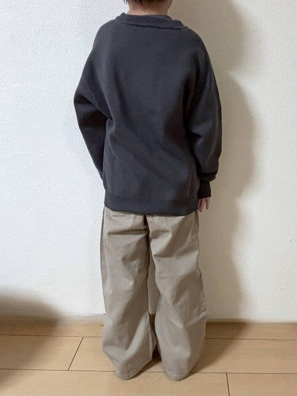 グレー系のニット/セーター、ベージュ系のその他パンツを着用したキッズの冬コーディネートの3枚目の写真