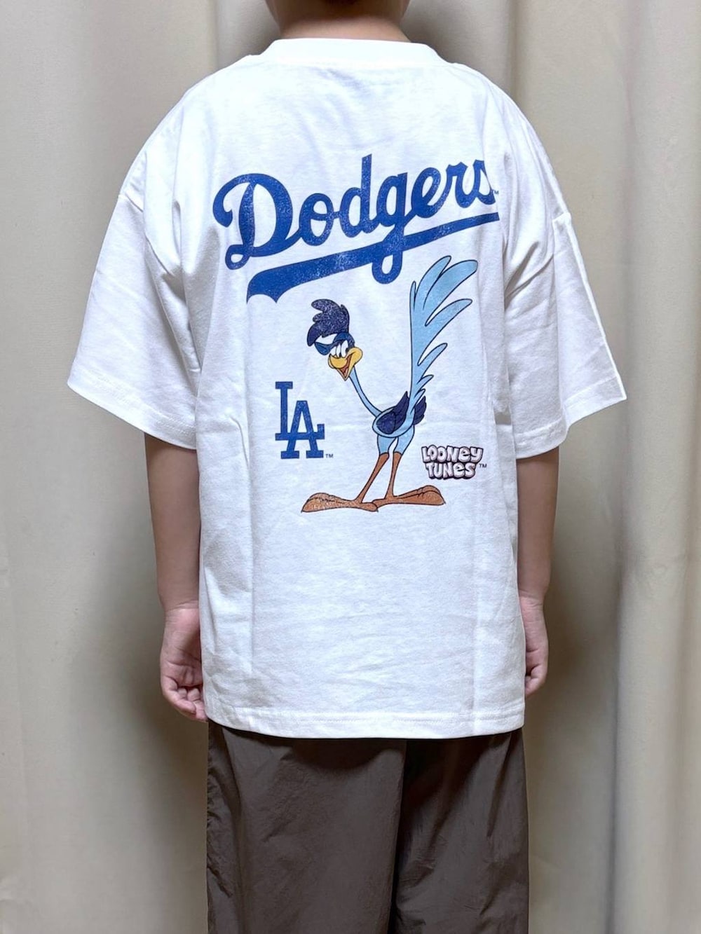 ブラウン系のその他パンツ、その他のTシャツ/カットソーを着用したキッズの秋コーディネートの3枚目の写真