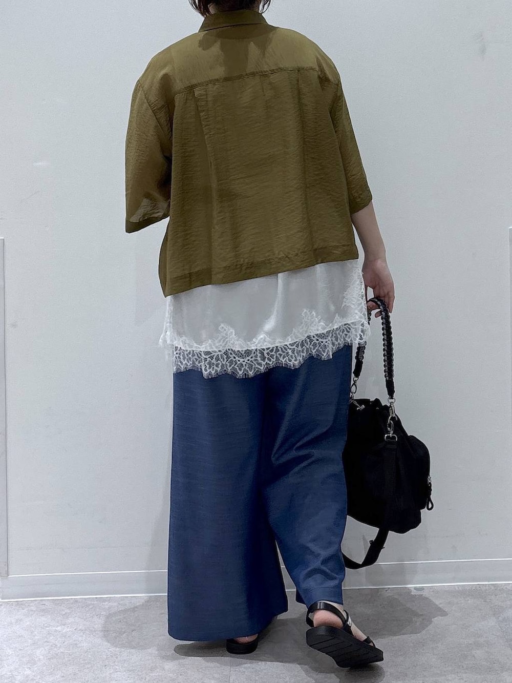 ブルー系のその他パンツ、グリーン系のシャツ/ブラウス、ブラック系のサンダルを着用したレディースの夏コーディネートの3枚目の写真