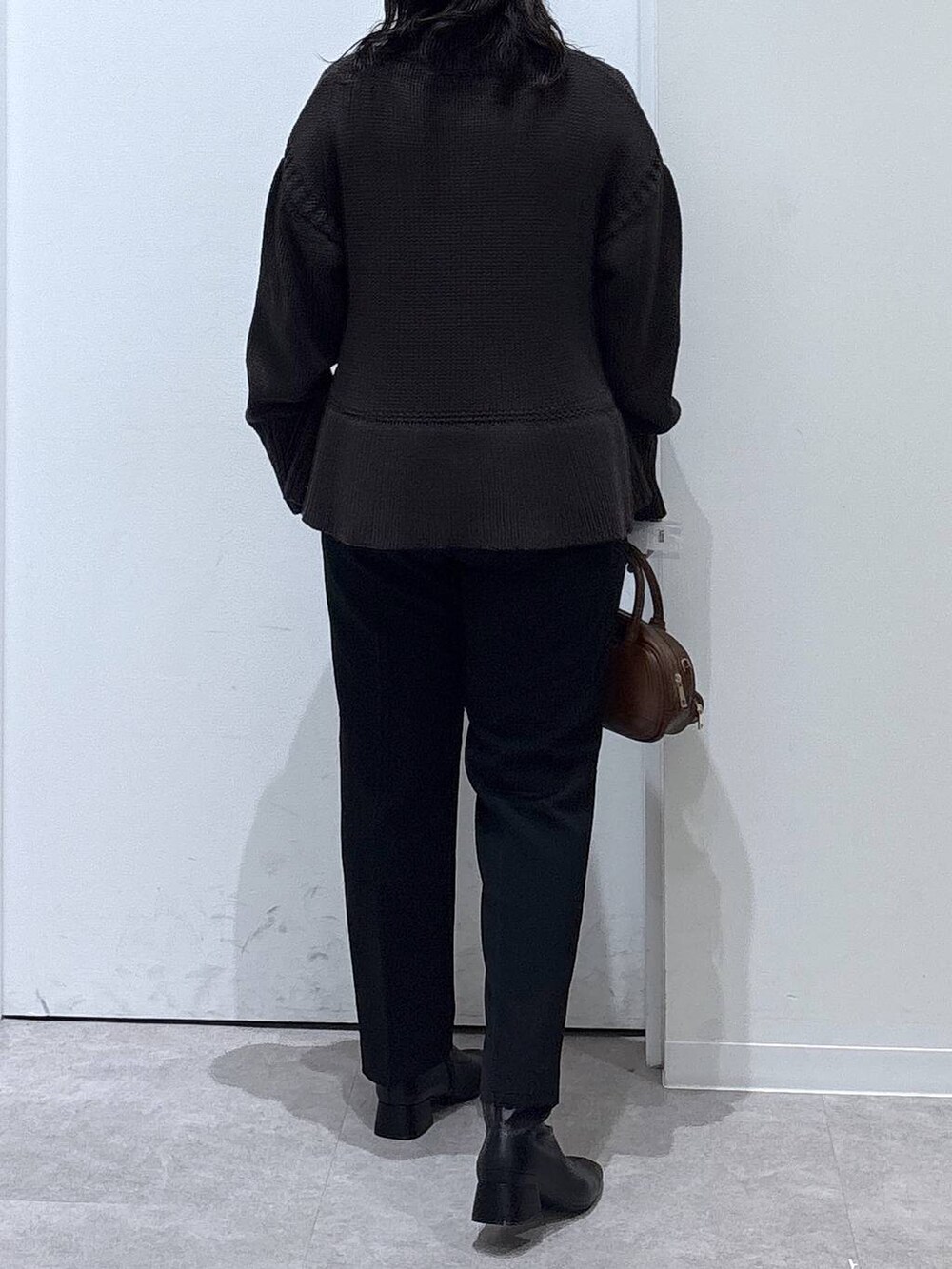 ブラック系のその他パンツ、ブラック系のブーツ、ブラウン系のニット/セーターを着用したレディースの秋コーディネートの3枚目の写真