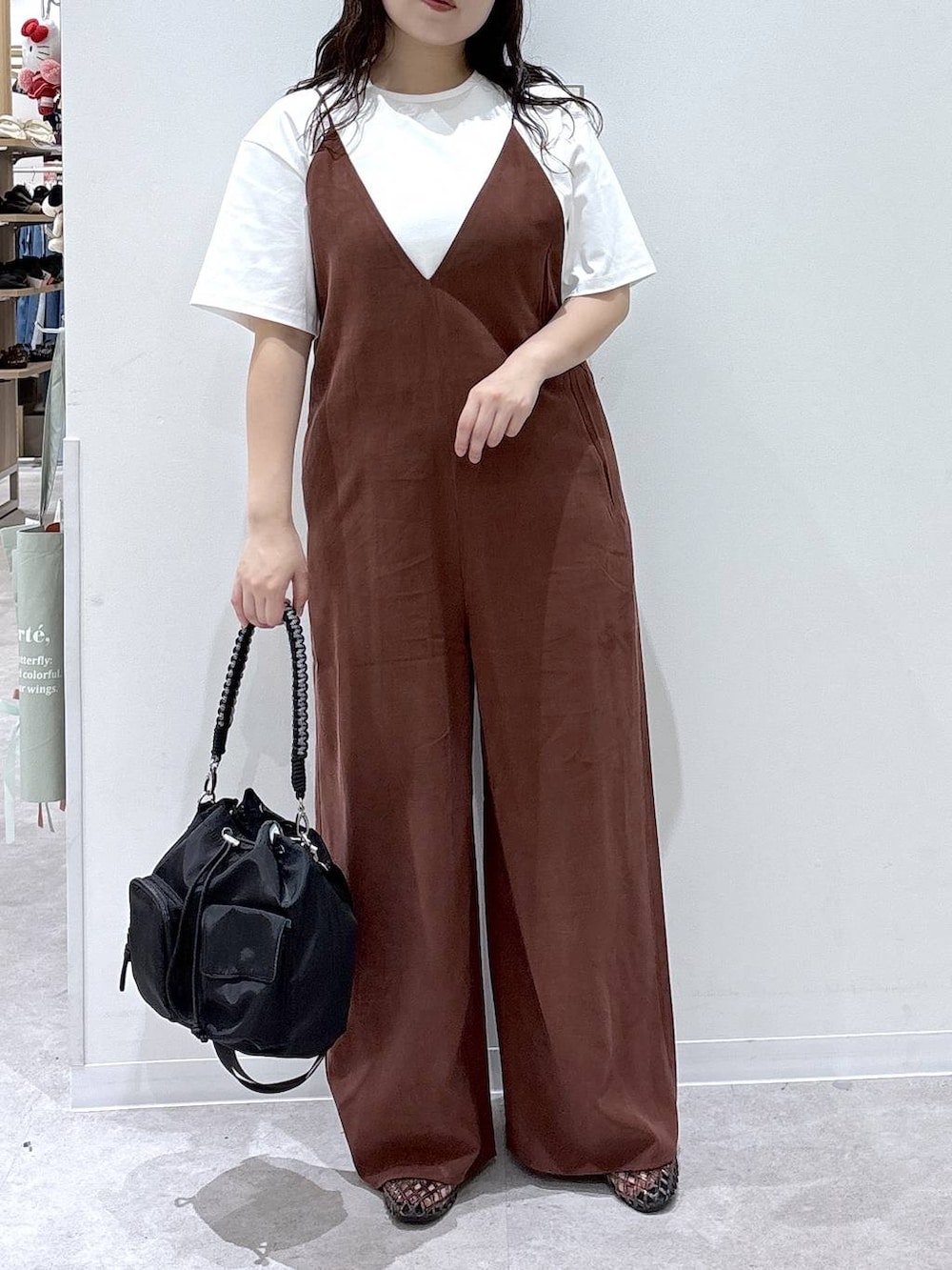 ホワイト系のTシャツ/カットソー、ブラウン系のサロペット/オーバーオール、ブラック系のサンダルを着用したレディースの夏コーディネートの3枚目の写真