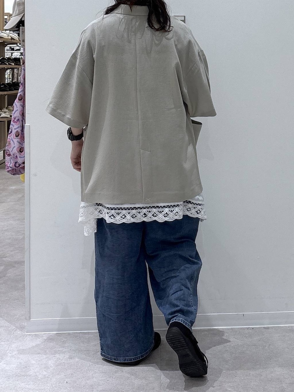 ブルー系のデニムパンツ、ベージュ系のテーラードジャケット、ブラウン系のTシャツ/カットソーを着用したレディースの夏コーディネートの3枚目の写真