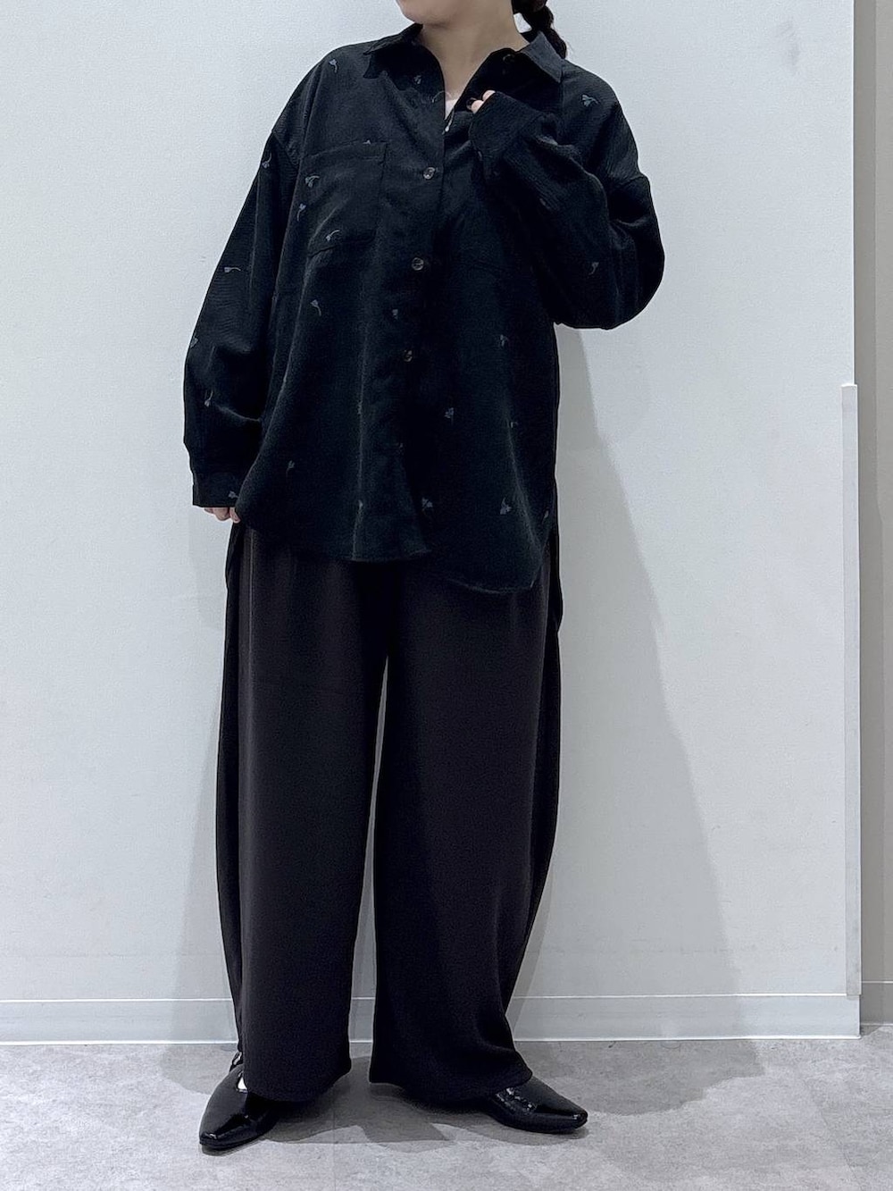 ブラック系のパンプス、ブラック系のその他パンツ、ブラック系のシャツ/ブラウスを着用したレディースの秋コーディネートの4枚目の写真