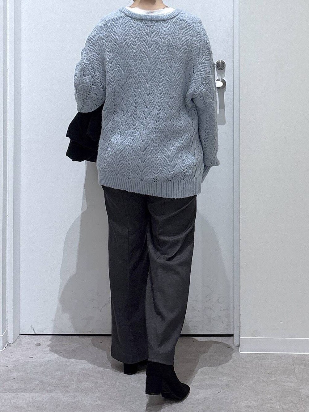 ブラック系のダウンジャケット/コート、グレー系のその他パンツ、その他のブーツを着用したレディースの秋コーディネートの3枚目の写真