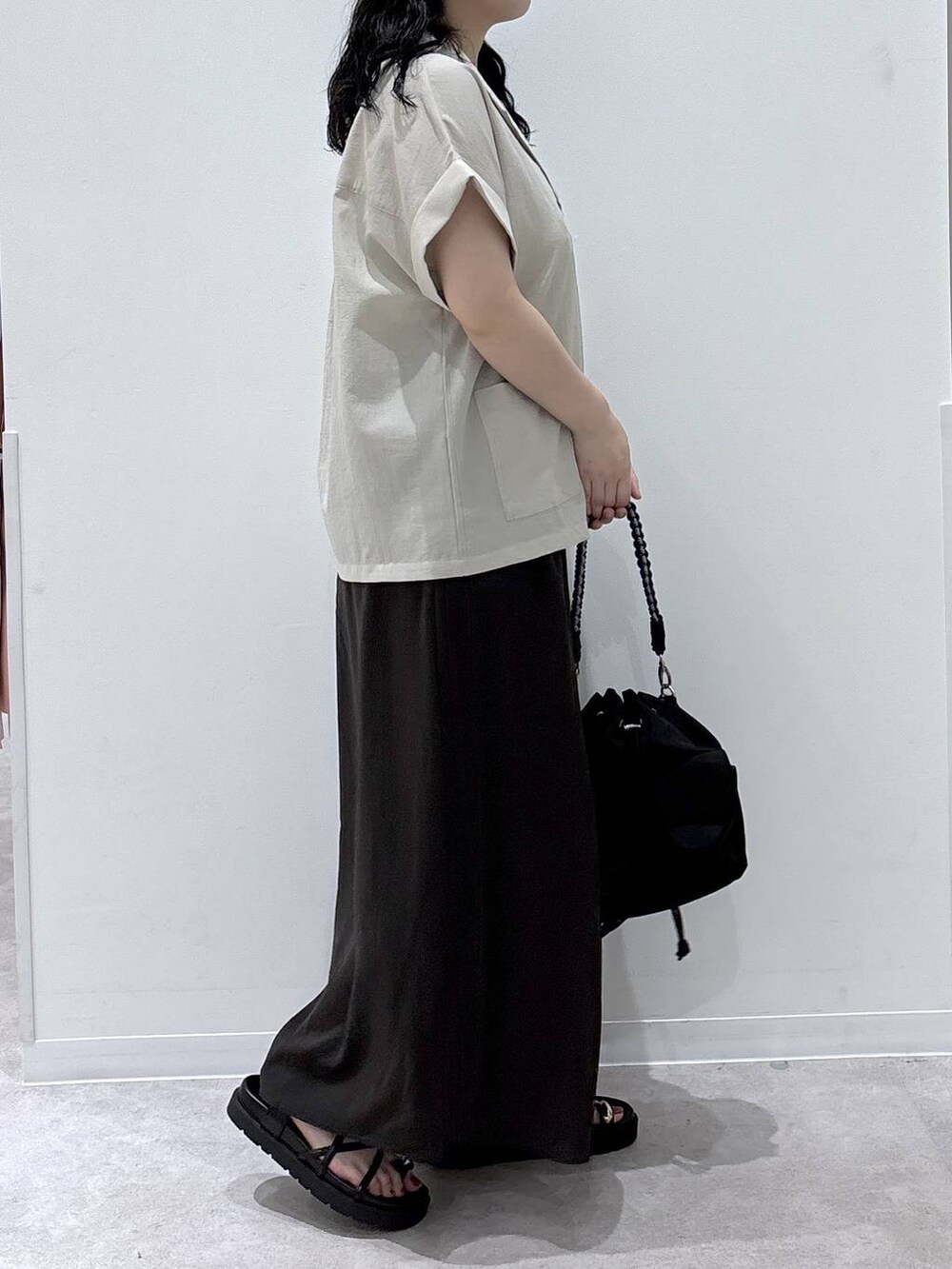 ブラウン系のその他パンツ、ベージュ系のシャツ/ブラウス、ブラック系のサンダルを着用したレディースの夏コーディネートの2枚目の写真