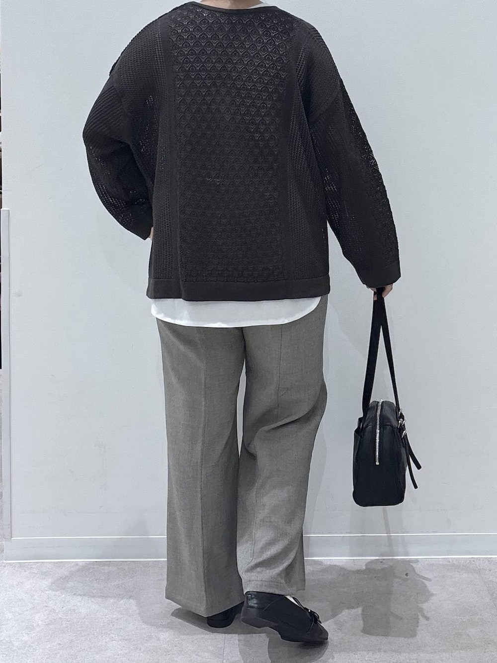 ブラック系のローファー、ベージュ系のその他パンツ、その他のタンクトップを着用したレディースの春コーディネートの3枚目の写真