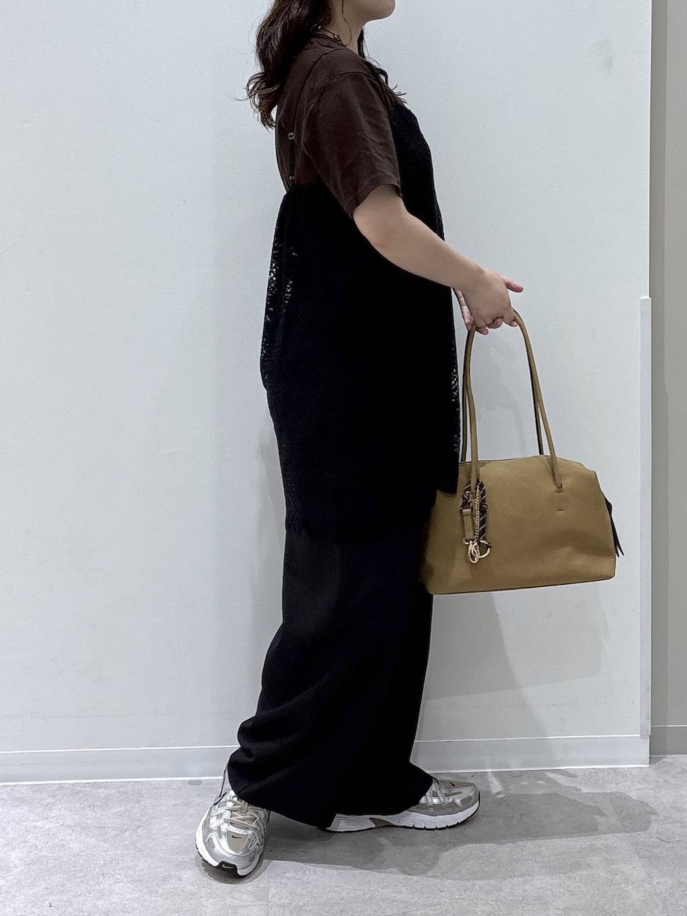 ブラック系のキャミソール、ベージュ系のボストンバッグ、ブラウン系のTシャツ/カットソーを着用したレディースの夏コーディネートの2枚目の写真