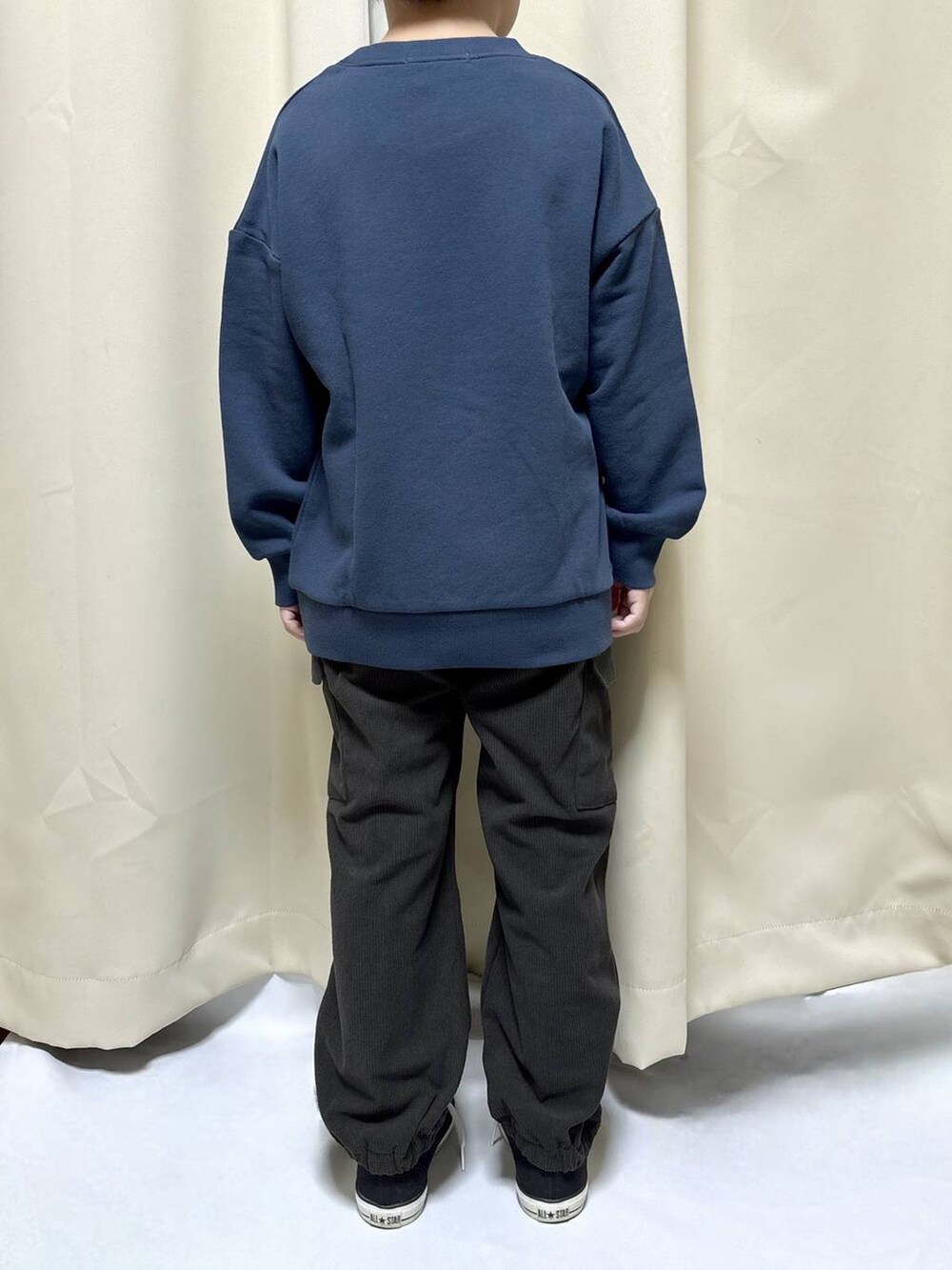 ブルー系のスウェット、グレー系のカーゴパンツを着用したキッズの秋コーディネートの3枚目の写真