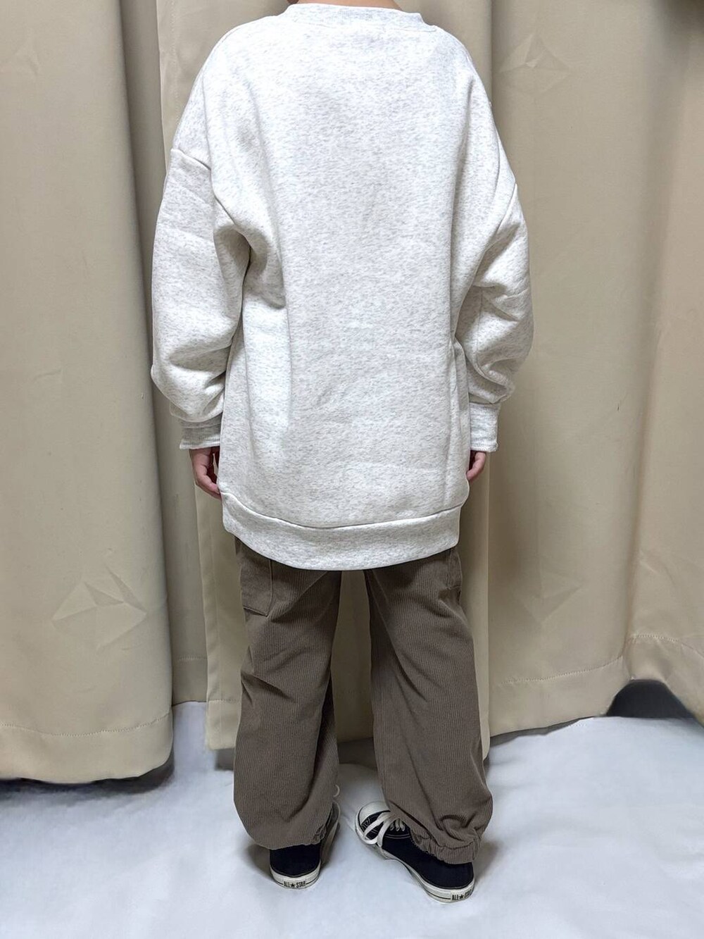 ブラウン系のカーゴパンツ、ホワイト系のスウェットを着用したキッズの冬コーディネートの3枚目の写真