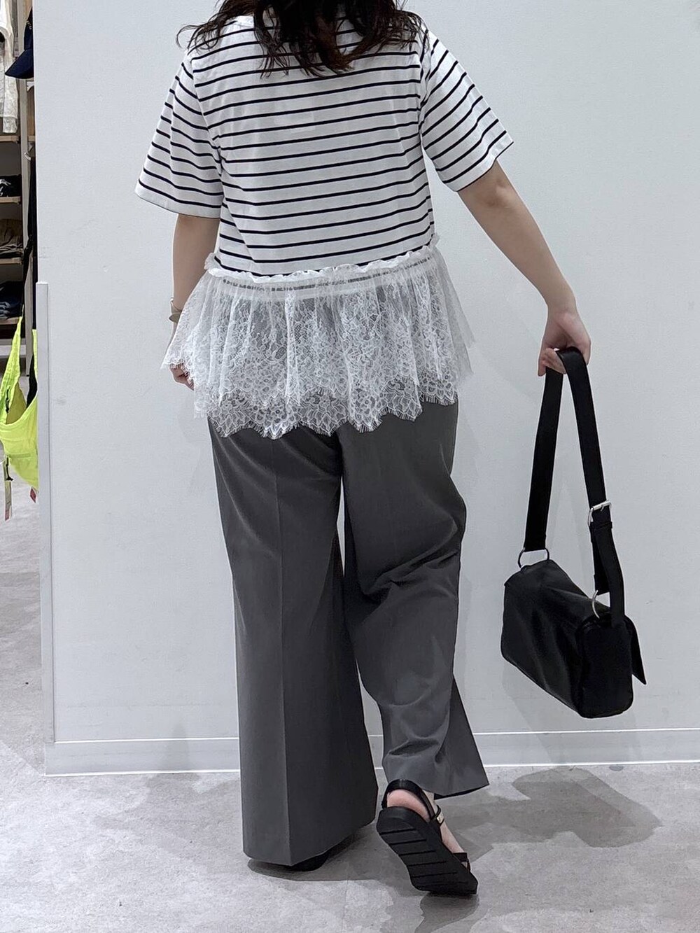グレー系のその他パンツ、ブラック系のサンダル、ブラック系のショルダーバッグを着用したレディースの夏コーディネートの3枚目の写真