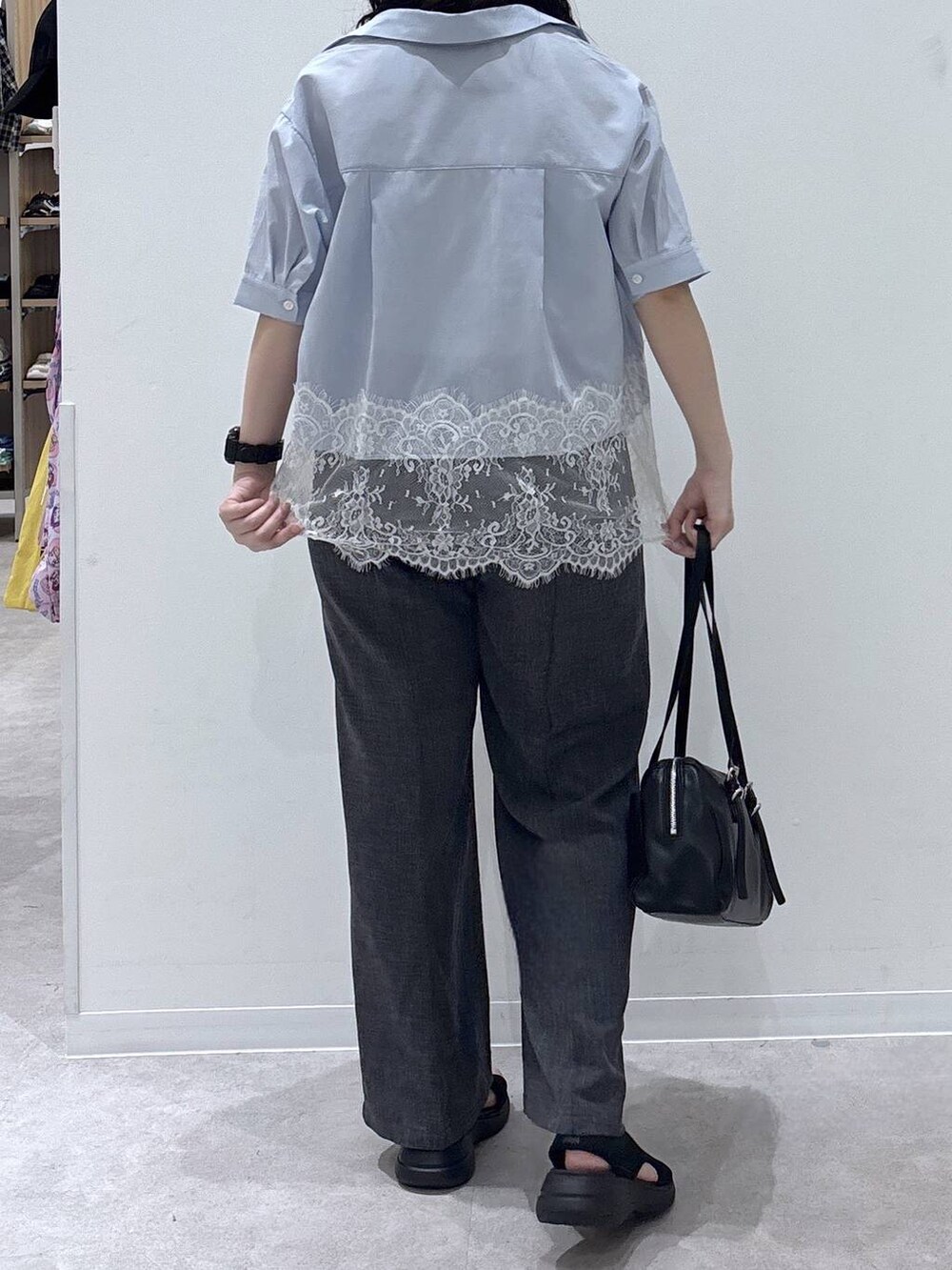 グレー系のその他パンツ、ブラック系のショルダーバッグ、ブラック系のサンダルを着用したレディースの夏コーディネートの2枚目の写真
