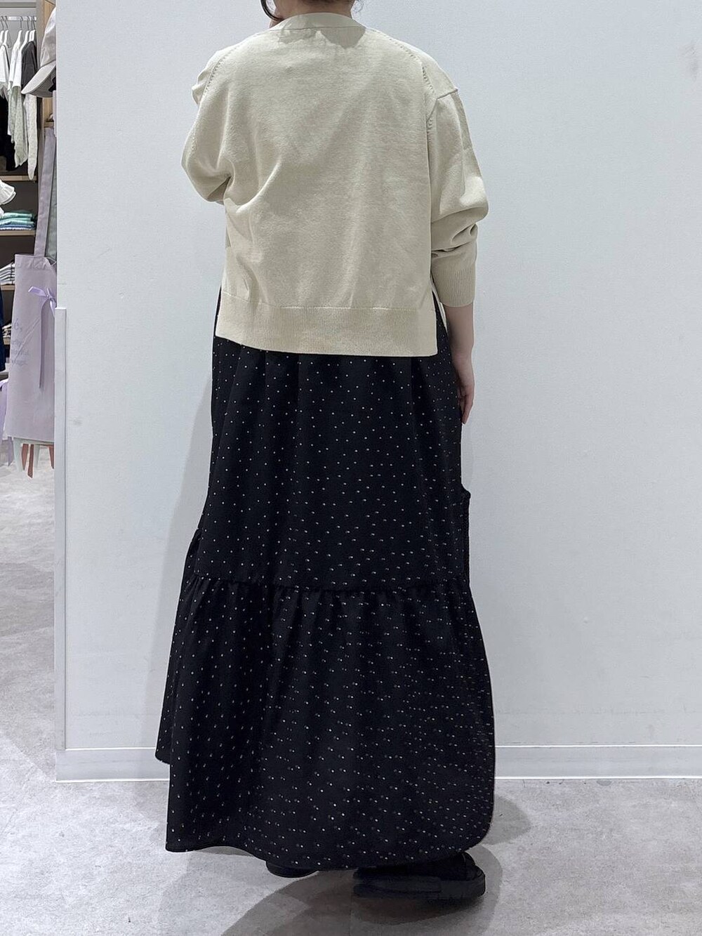 ベージュ系のカーディガン/ボレロ、ブラック系のワンピース、ブラック系のサンダルを着用したレディースの春コーディネートの3枚目の写真