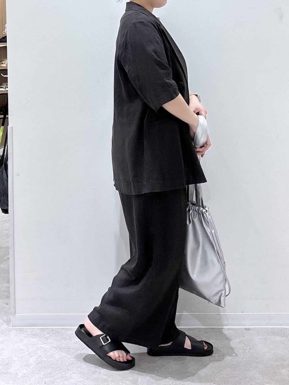 ブラック系のその他パンツ、グレー系のテーラードジャケット、ブラック系のサンダルを着用したレディースの夏コーディネートの2枚目の写真