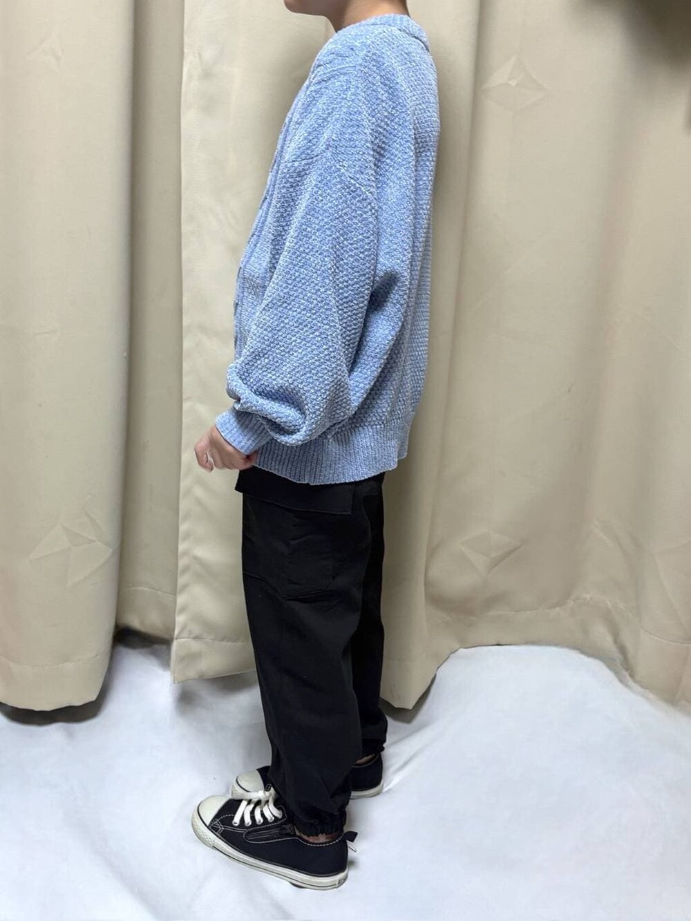 ブラック系のカーゴパンツ、ブルー系のニット/セーターを着用したキッズの冬コーディネートの2枚目の写真