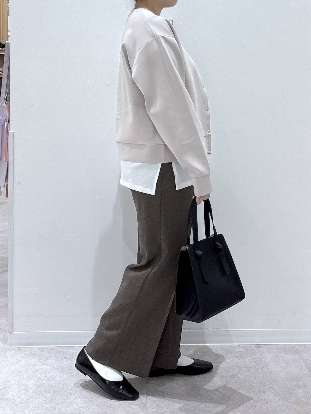 ブラック系のパンプス、ブラック系のショルダーバッグ、ブラウン系のその他パンツを着用したレディースの春コーディネートの2枚目の写真