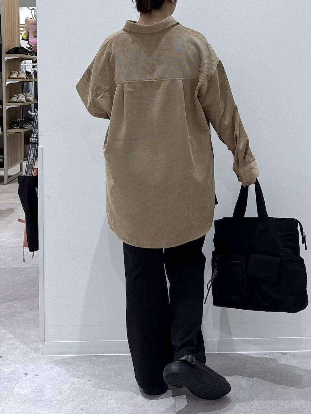 ブラック系のトートバッグ、ブラック系のその他パンツ、ブラウン系のシャツ/ブラウスを着用したレディースの秋コーディネートの3枚目の写真