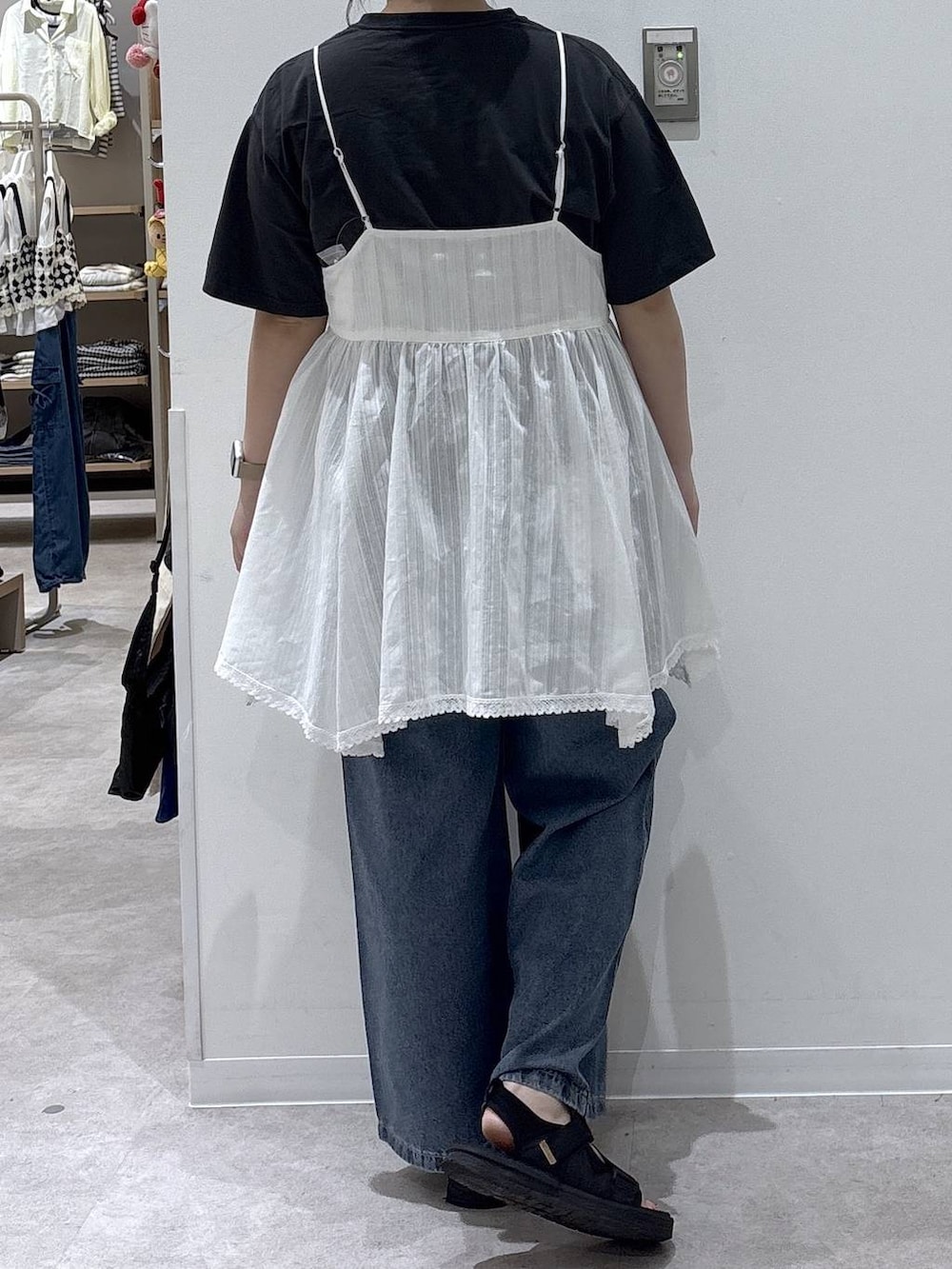 ホワイト系のシャツ/ブラウス、グレー系のTシャツ/カットソー、ブラック系のサンダルを着用したレディースの夏コーディネートの2枚目の写真