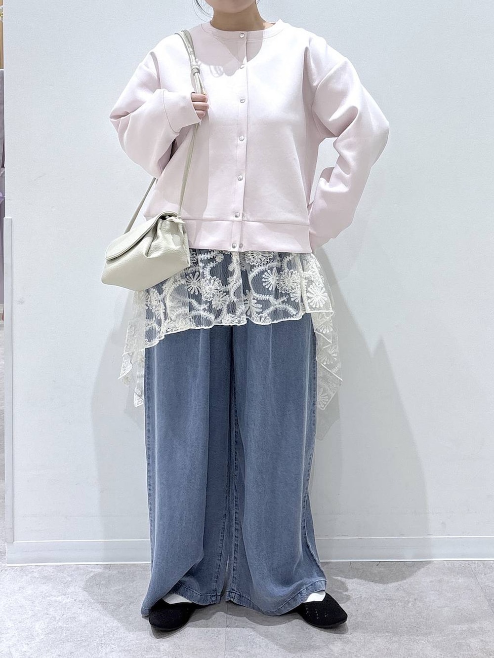 ベージュ系のショルダーバッグ、ホワイト系のその他トップス、ピンク系のカーディガン/ボレロを着用したレディースの春コーディネートの4枚目の写真