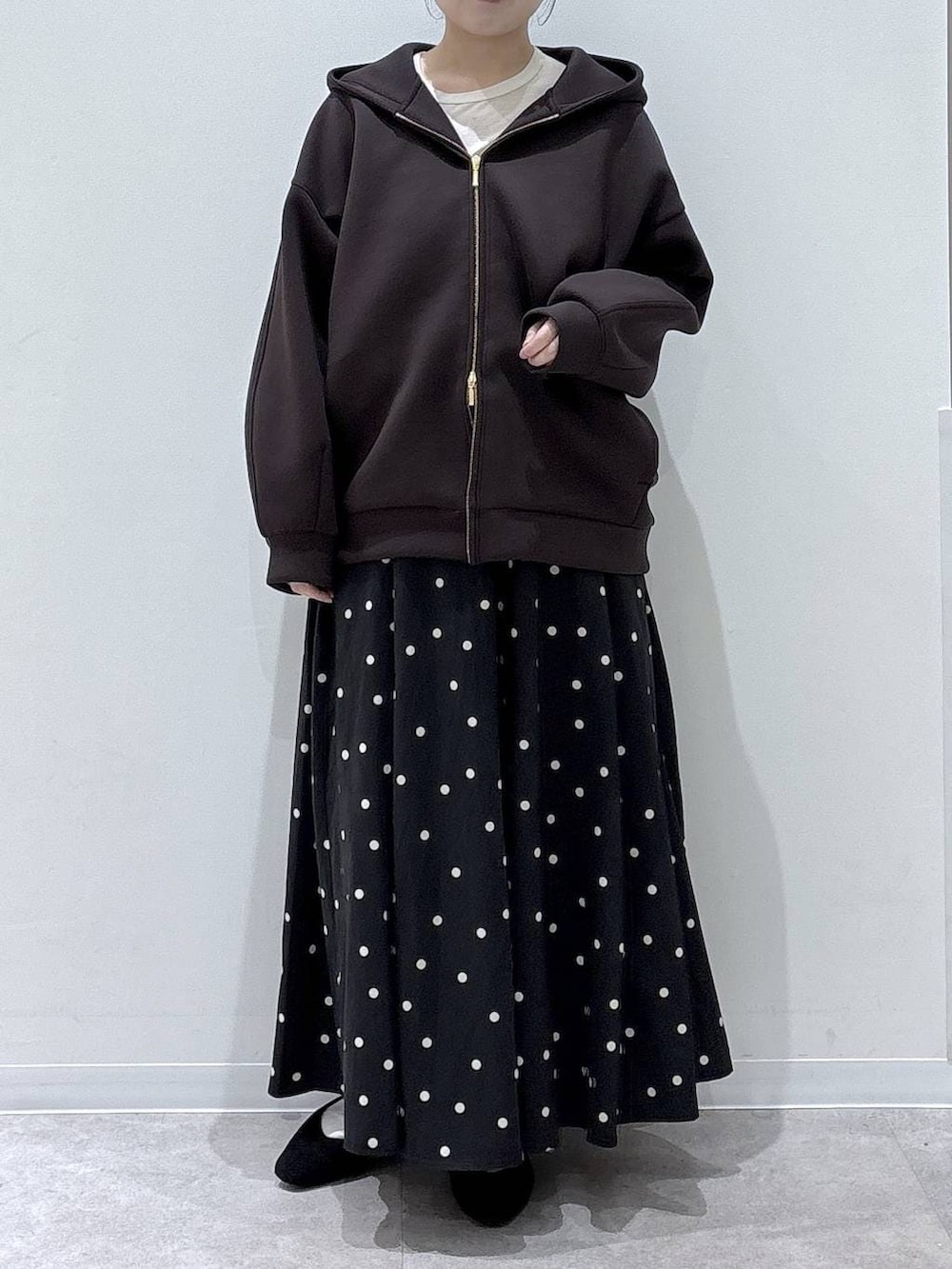 ブラック系のパンプス、その他のスカート、ブラウン系のパーカーを着用したレディースの冬コーディネートの4枚目の写真