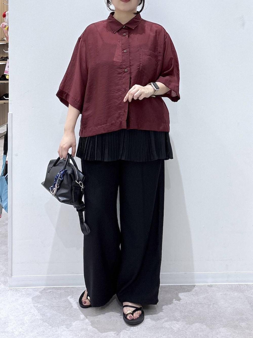 ブラック系のその他パンツ、レッド系のシャツ/ブラウス、ブラック系のボストンバッグを着用したレディースの夏コーディネートの4枚目の写真